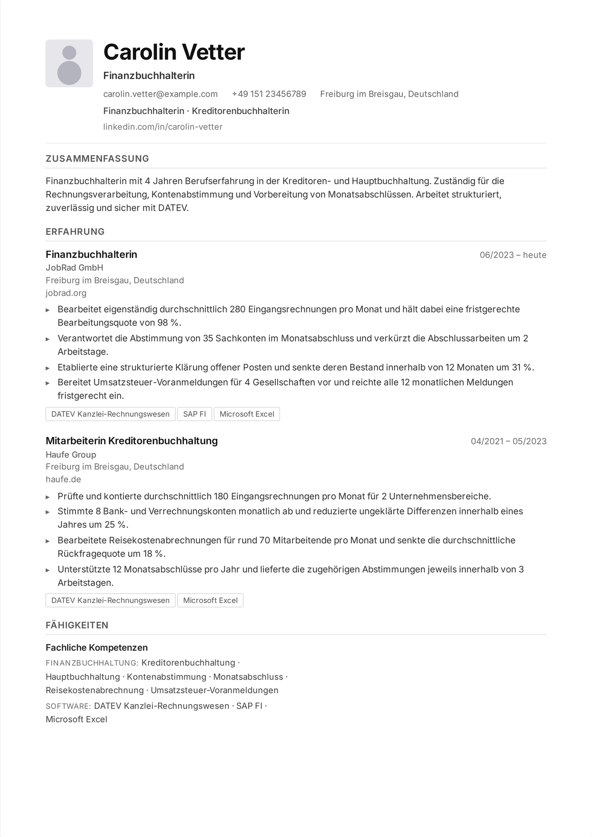 Lebenslauf-Beispiel Finanzbuchhalter (mittlere Ebene): zeigt die Verantwortung für den Monatsabschluss, GAAP-Finanzberichte, Abstimmungen und eine gesenkte Abschlusszeit.