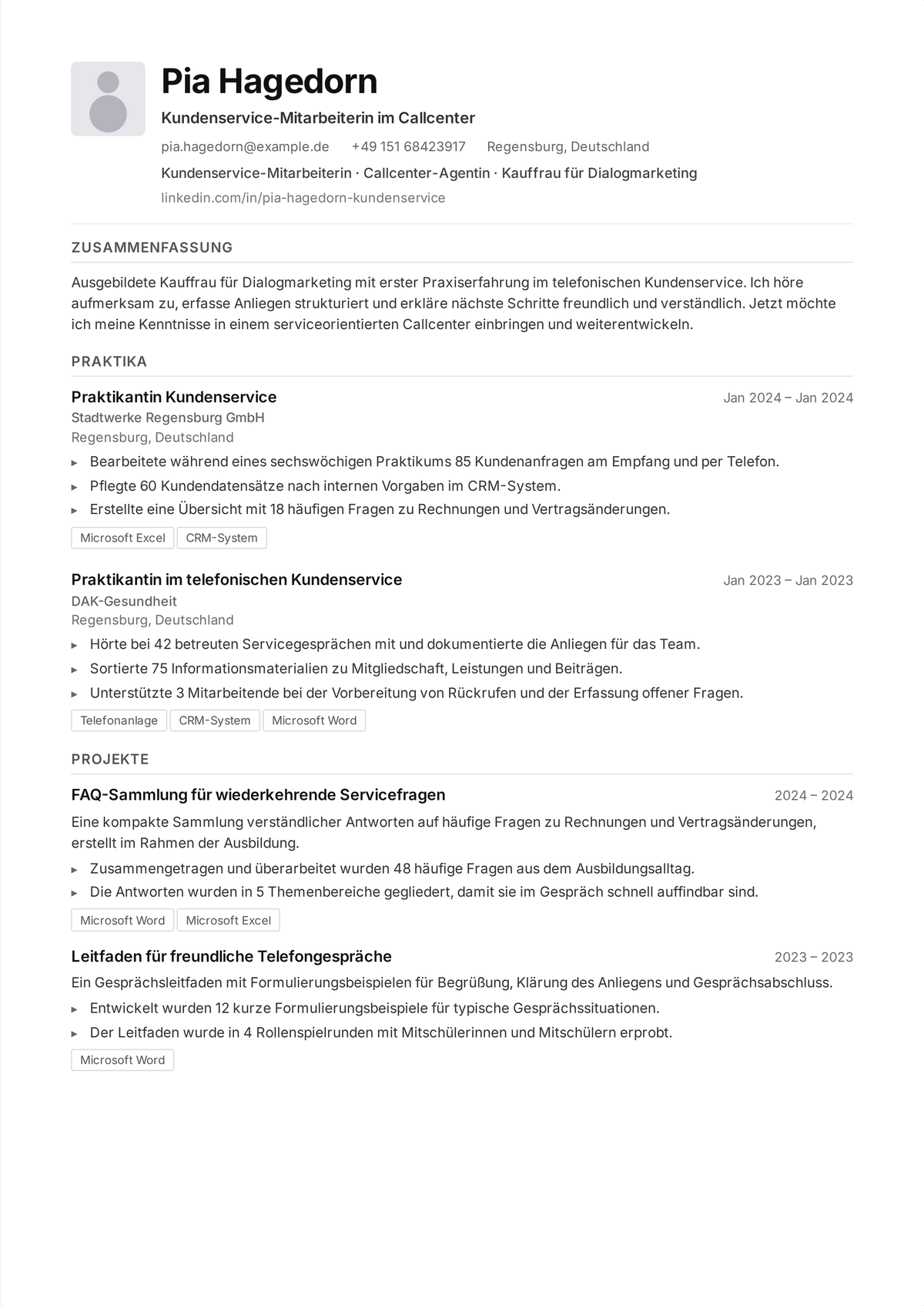 Lebenslauf-Beispiel Call-Center-Agent: Lebenslauf für stark frequentierten Telefonsupport, zeigt bearbeitete Anrufe pro Tag, durchschnittliche Bearbeitungszeit, Erstlösungsquote und QS-Werte.
