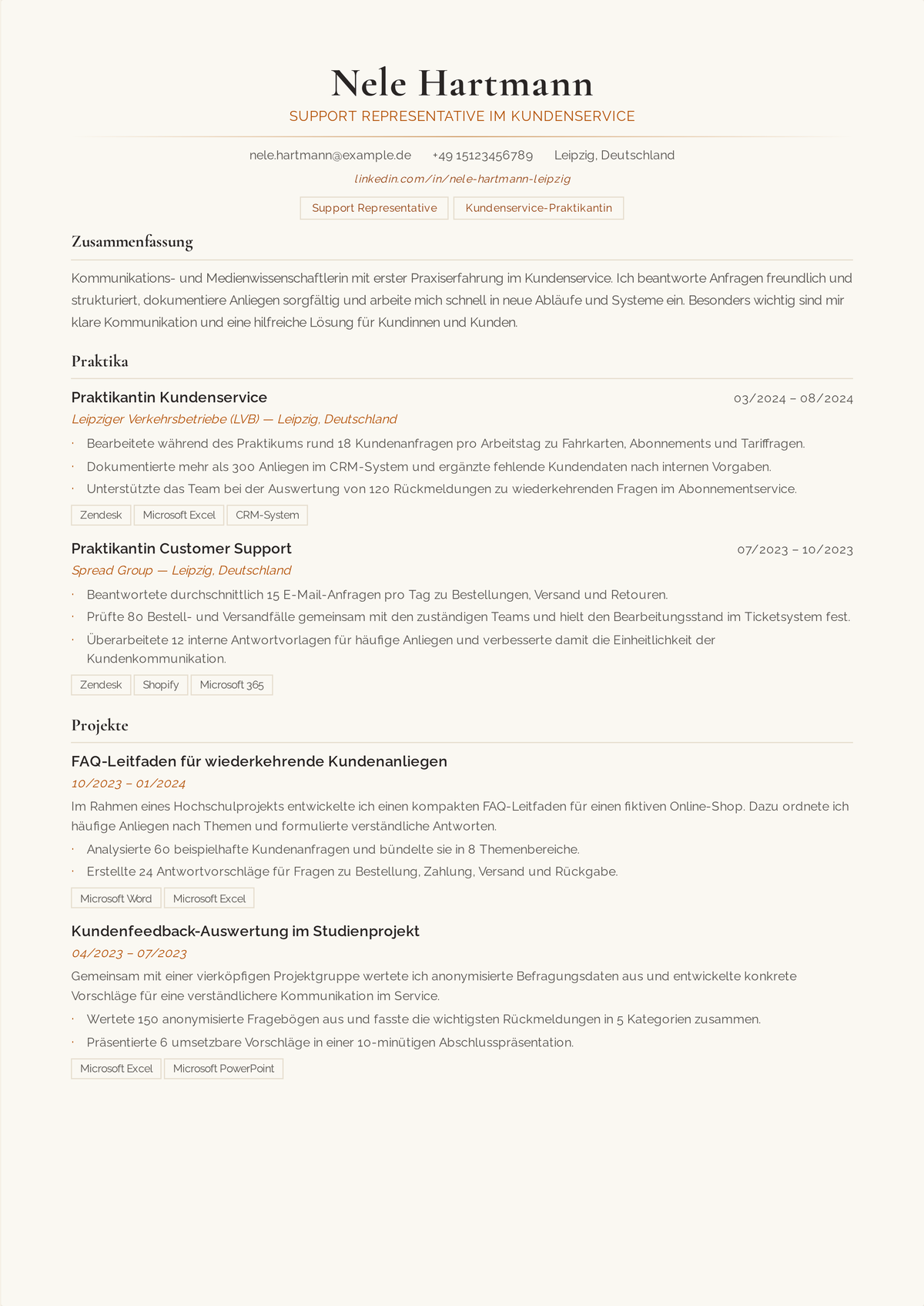 Lebenslauf-Beispiel Kundenberater im Einstieg: Lebenslauf für die erste Support-Rolle, angeführt von übertragbaren Kommunikations-Skills und quantifizierter Kontaktarbeit aus Einzelhandel und Gastgewerbe.