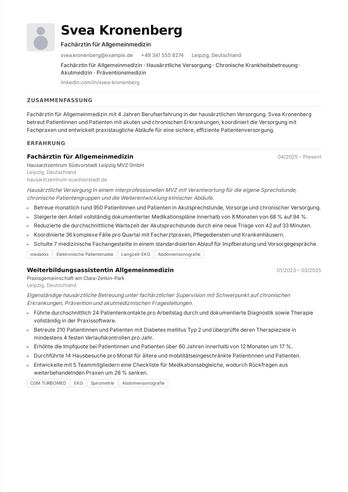 Lebenslauf-Beispiel Allgemeinmediziner: der Lebenslauf eines Hausarztes mit ABFM-Board-Zertifizierung, uneingeschränkter Approbation, Panel-Größe und Ergebnissen der Chronikerbetreuung an erster Stelle.