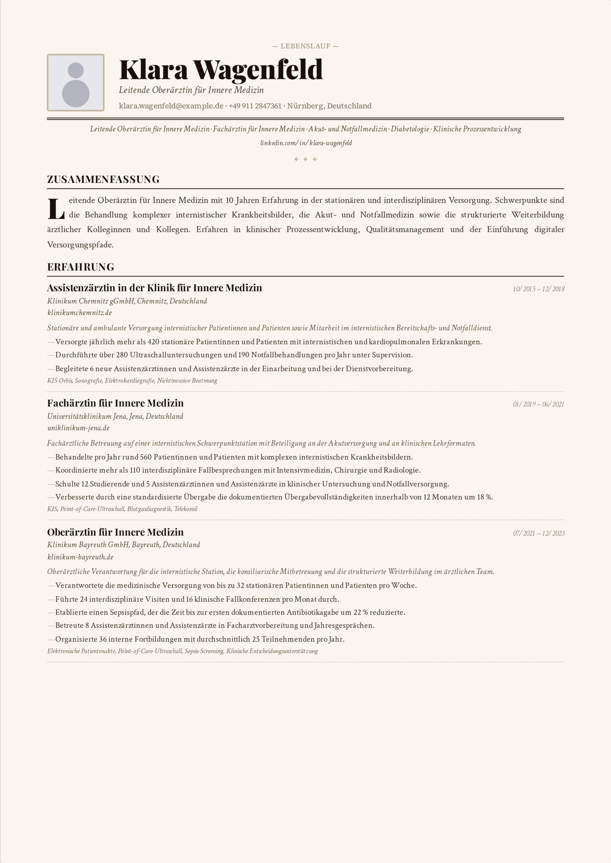 Lebenslauf-Beispiel Hospitalist: der Lebenslauf eines erfahrenen Internisten mit ABIM-Zertifizierung, stationärer Belegung, Arbeit zur Senkung von Wiederaufnahmen und Leitung von Rapid-Response-Teams an erster Stelle.