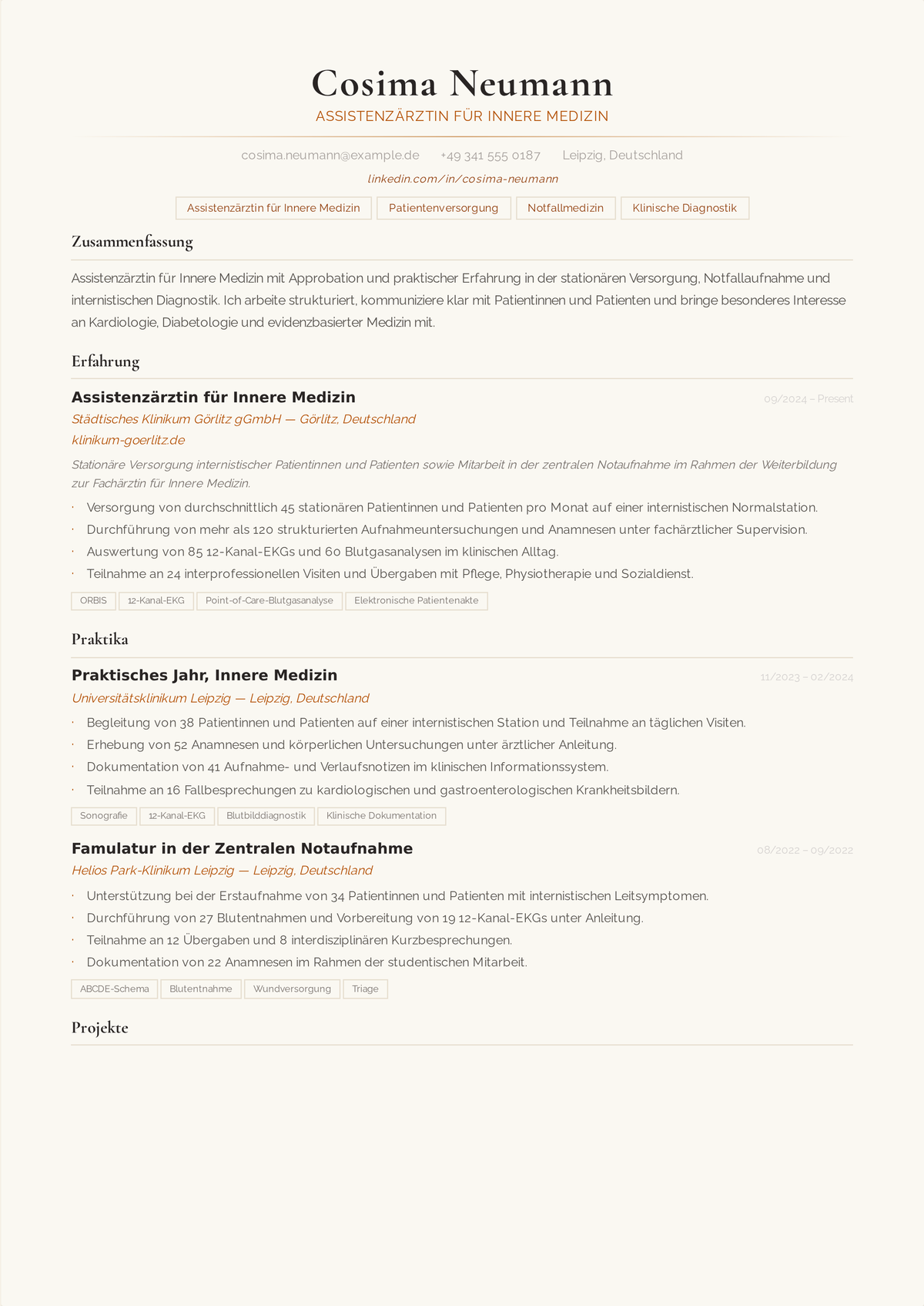 Lebenslauf-Beispiel Assistenzarzt: der Lebenslauf eines Assistenzarztes der Inneren Medizin mit MD-Abschluss, Residency-Programm, USMLE-Steps, Ausbildungslizenz und dokumentierten Rotationen an erster Stelle.