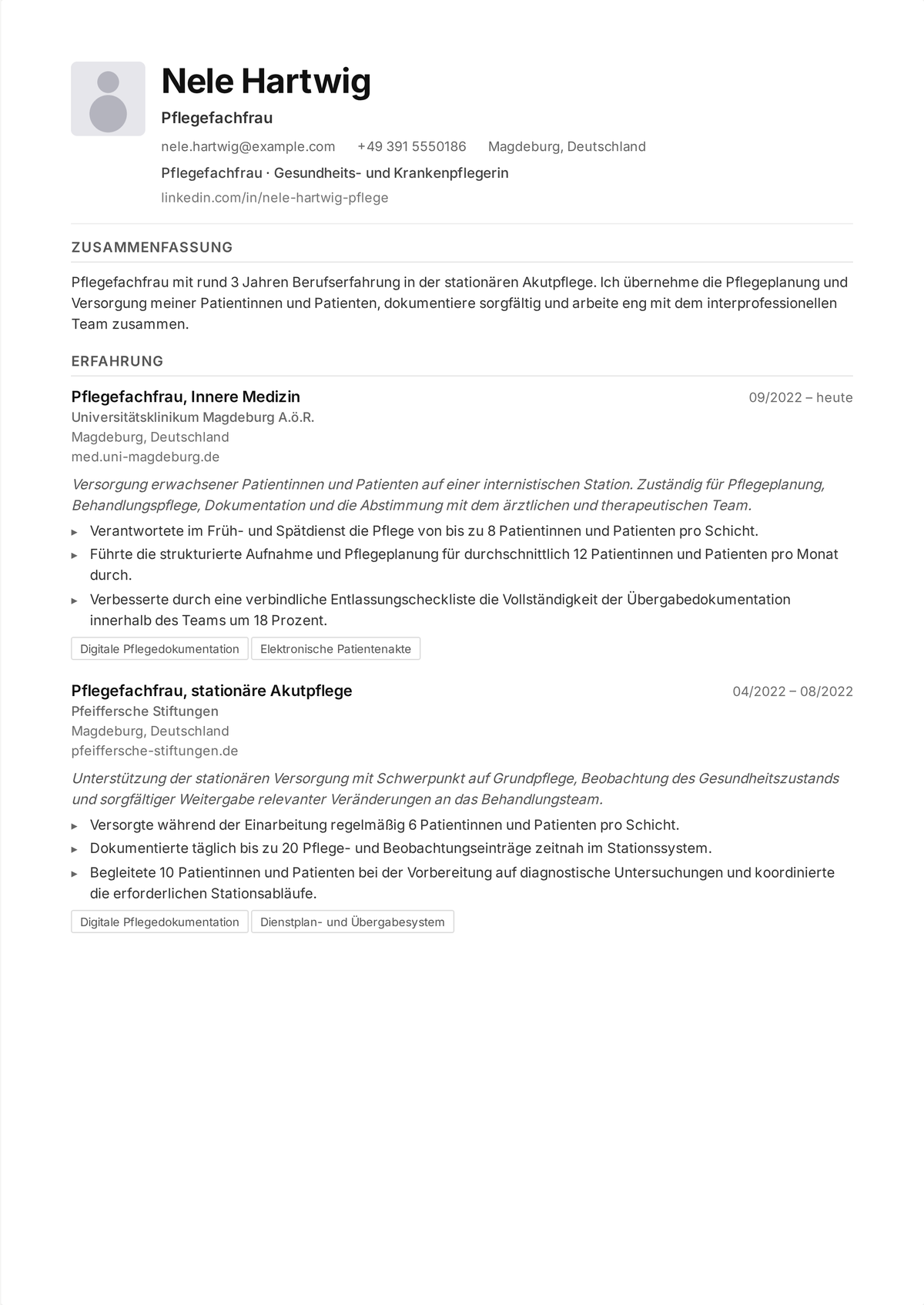 Lebenslauf-Beispiel einer Pflegekraft in der Allgemein-/Chirurgie: zeigt eine volle Patientenzuteilung, EPA-Dokumentation sowie niedrige Sturz- und Wiederaufnahmeraten.