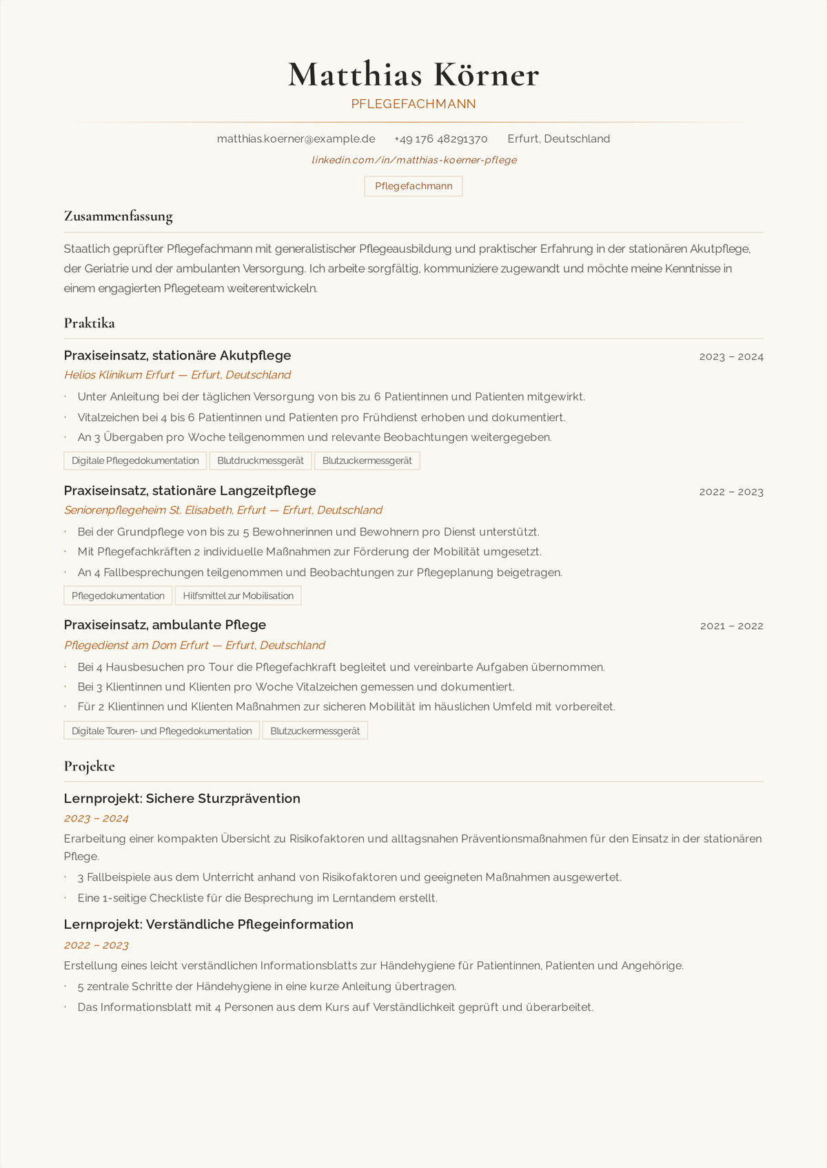 Lebenslauf-Beispiel einer frisch examinierten Pflegefachkraft: einseitiger Einstiegs-Lebenslauf, angeführt von einer aktiven RN-Zulassung und bestandenem NCLEX, mit klinischen Einsätzen als echten Erfahrungseinträgen.