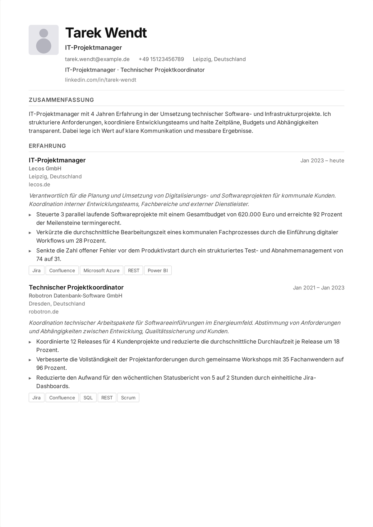 Lebenslauf-Beispiel IT-Projektmanager (mittlere Ebene): zeigt termin- und budgetgerecht gelieferte Software- und Infrastrukturprojekte, gemanagte funktionsübergreifende Teams und gesteuertes Risiko.