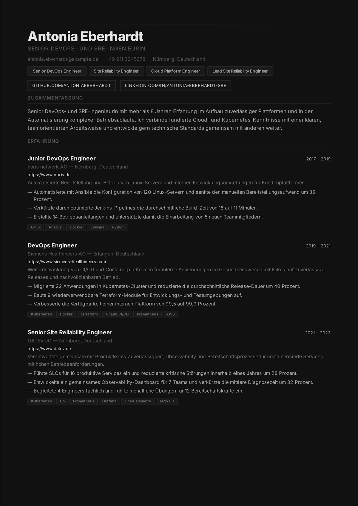 Lebenslauf-Beispiel DevOps-/SRE-Engineer: zeigt einen Cloud- und Kubernetes-Stack, CI/CD-Pipelines, Infrastruktur als Code, Verfügbarkeits- und MTTR-Kennzahlen sowie Kosteneinsparungen.
