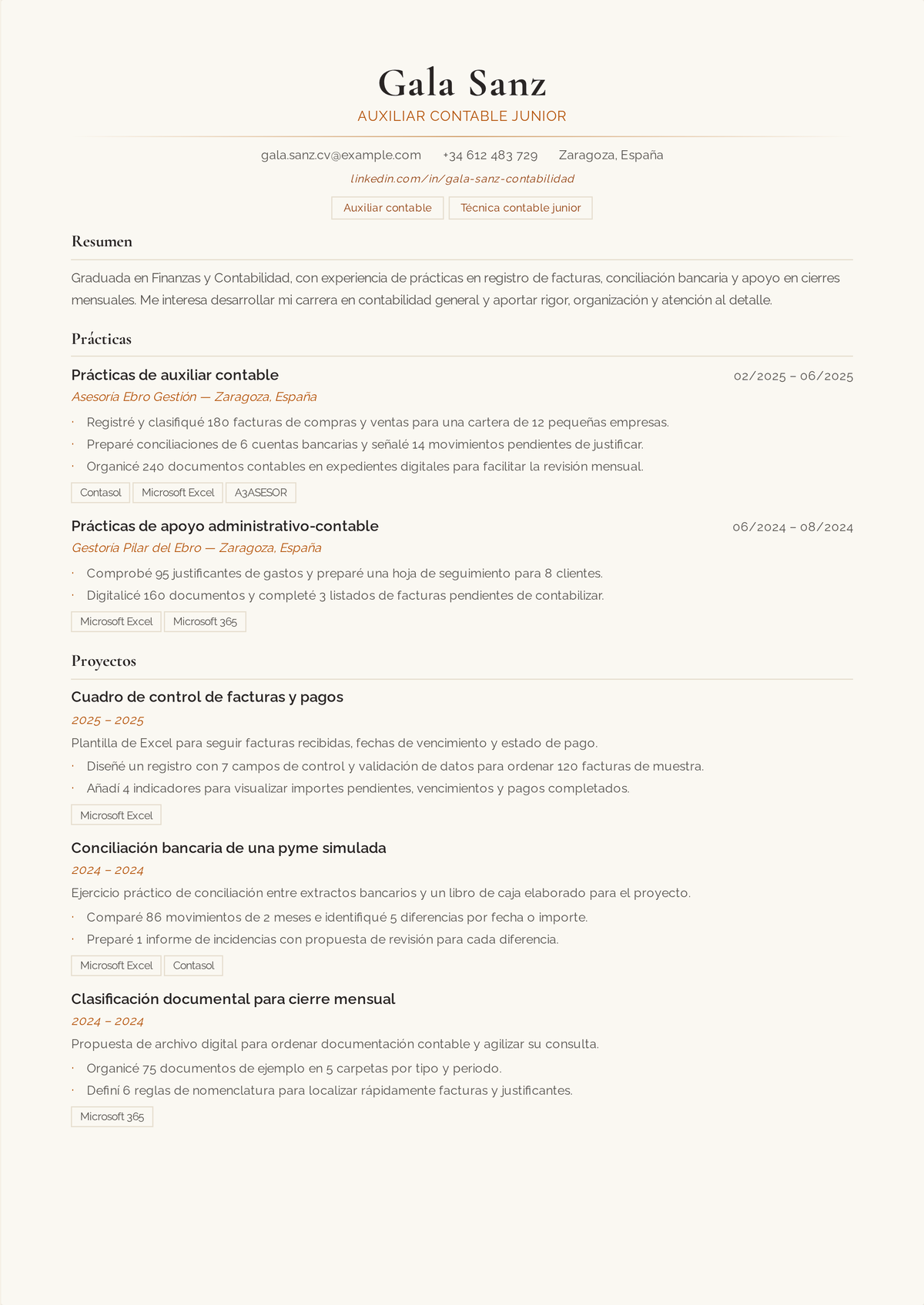 Ejemplo de currículum de contable junior: el currículum de un primer puesto de contabilidad encabezado por la carrera y el estado de preparación de la habilitación, con conciliaciones, cuentas por pagar y por cobrar, y apoyo al cierre de fin de mes.