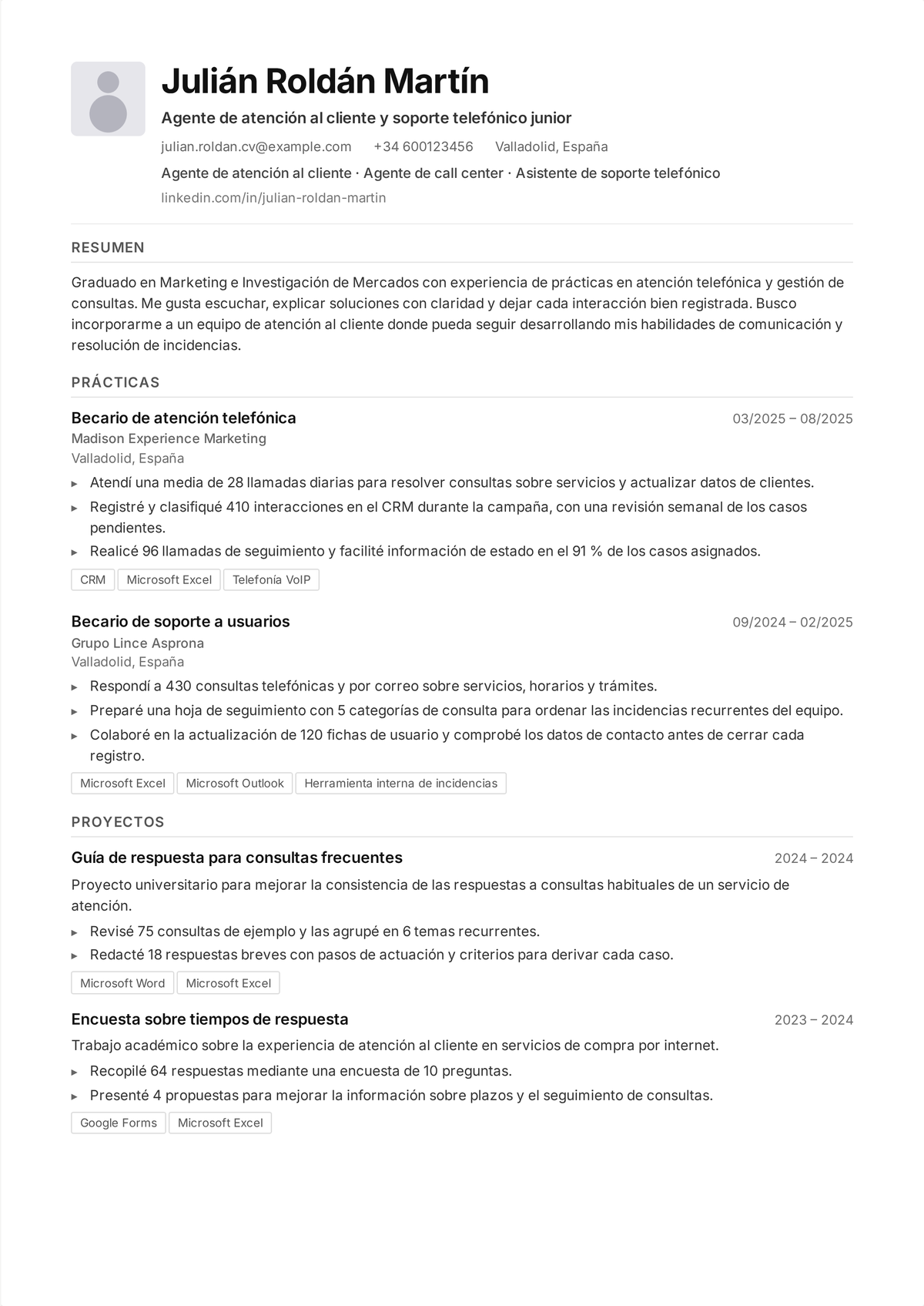 Ejemplo de currículum de agente de call center: un currículum de soporte telefónico de alto volumen que muestra llamadas atendidas al día, tiempo medio de gestión, resolución en la primera llamada y puntuaciones de control de calidad.