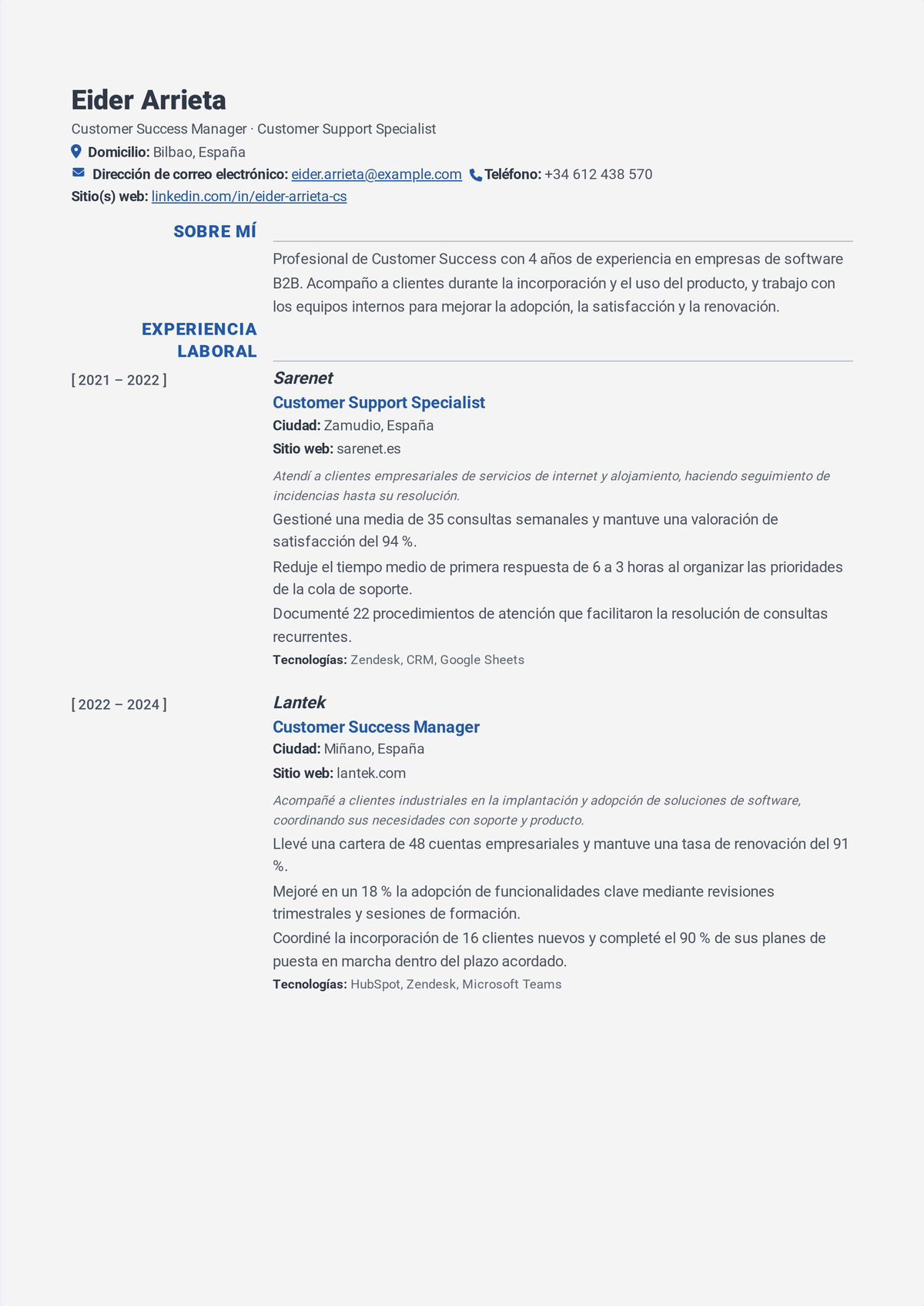 Ejemplo de currículum de customer success manager: un currículum de CSM encabezado por una cartera de cuentas e ingresos gestionados, que muestra onboarding, revisiones trimestrales de negocio, retención neta de ingresos y reducción de fuga.