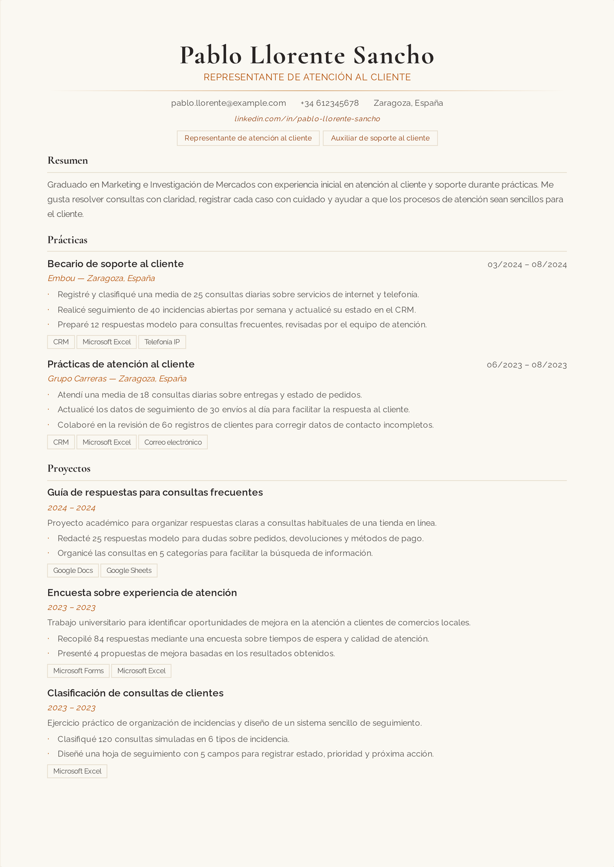 Ejemplo de currículum de agente de atención al cliente de nivel inicial: el currículum de un primer puesto de soporte encabezado por competencias de comunicación transferibles y trabajo de contacto cuantificado en retail y hostelería.