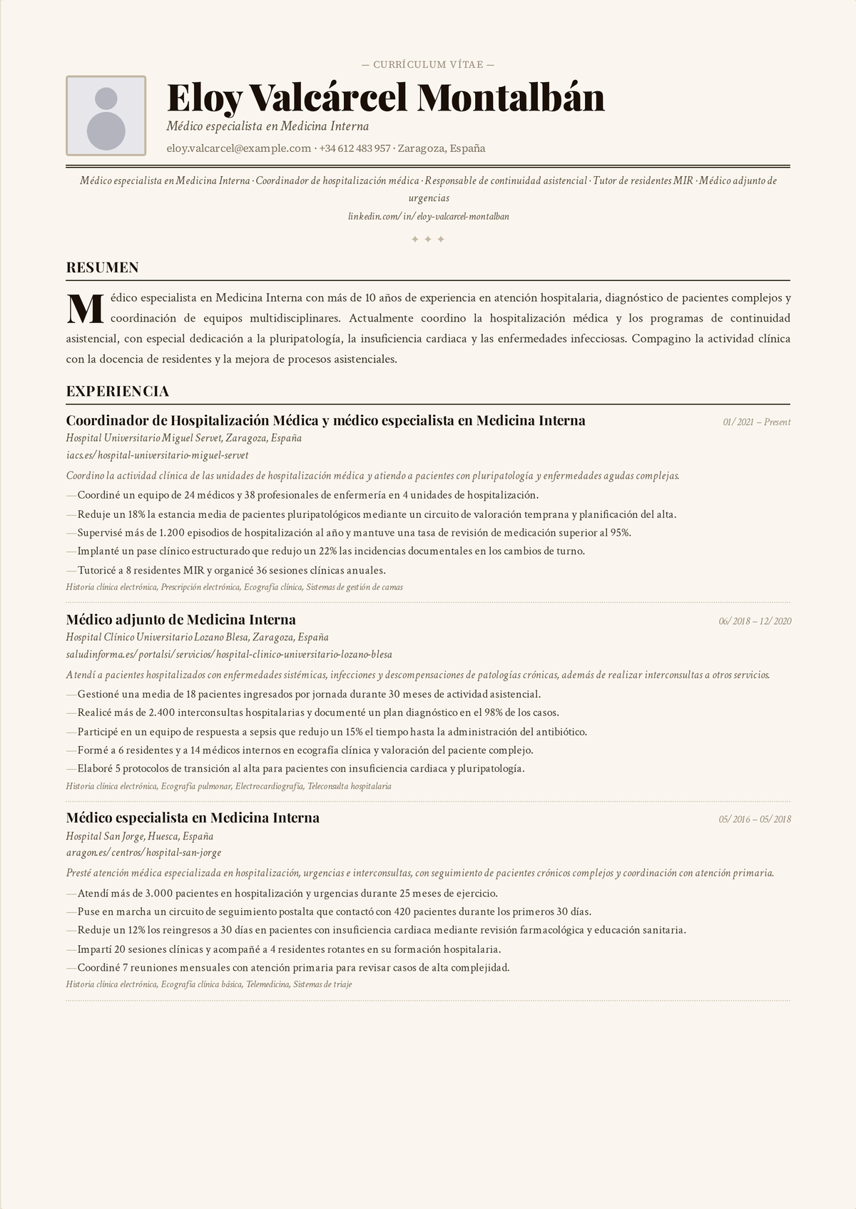 Ejemplo de currículum de hospitalista: el currículum de un internista sénior encabezado por la acreditación del ABIM, el censo de hospitalización, el trabajo de reducción de reingresos y el liderazgo de respuesta rápida.