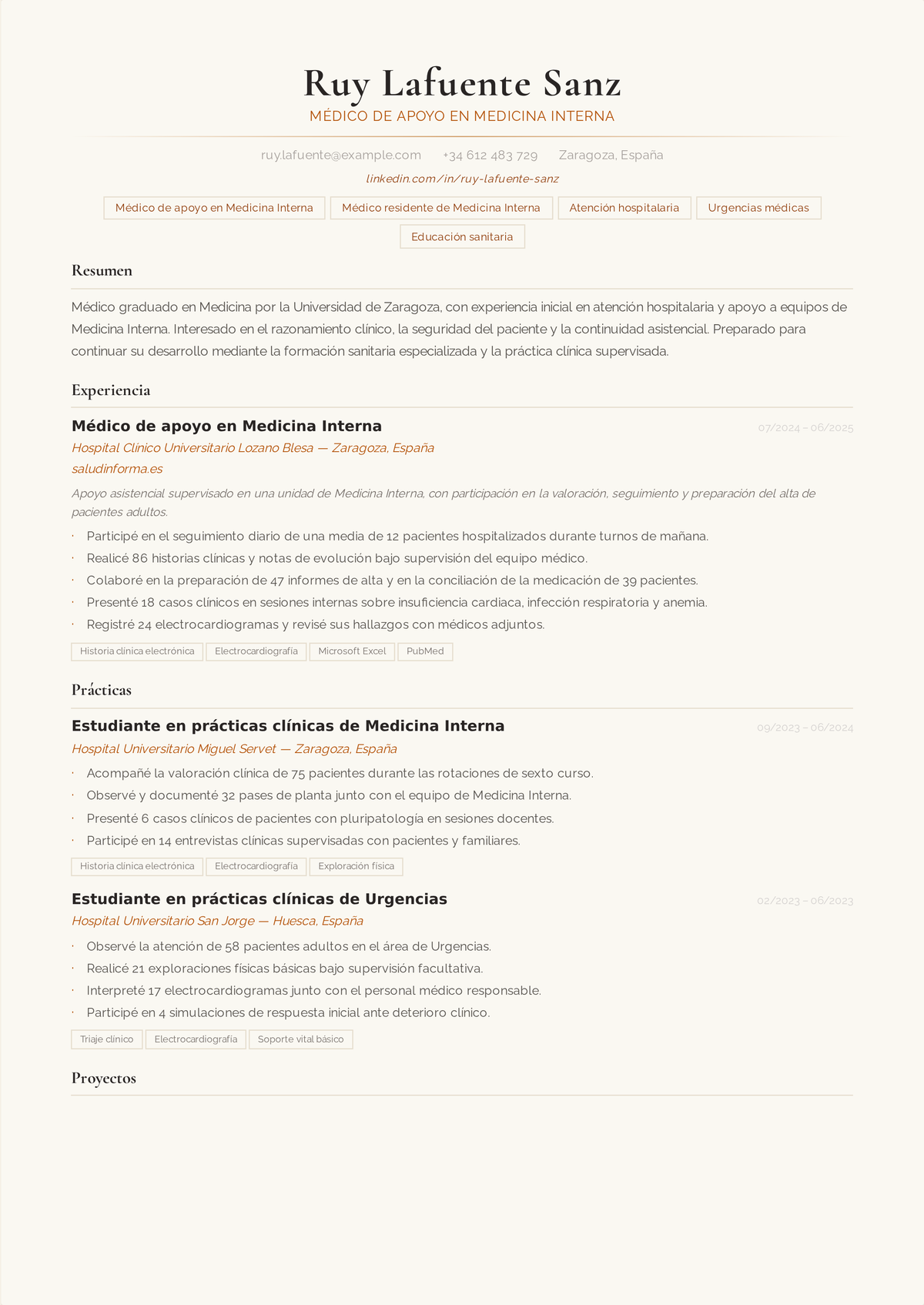 Ejemplo de currículum de médico residente: el currículum de un interno de medicina interna encabezado por el título de medicina, el programa de residencia, los Steps del USMLE, la licencia de formación y las rotaciones registradas.