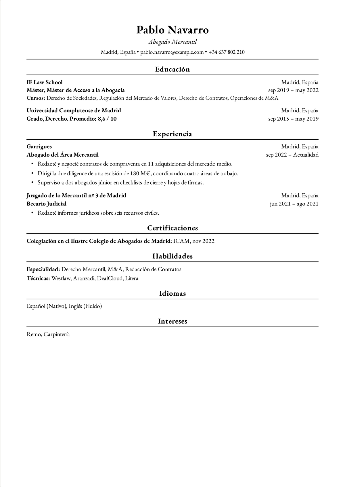 Ejemplo de currículum Harvard para un abogado mercantil: un CV jurídico de una página que enumera un título de Derecho, la colegiación, once adquisiciones y una operación de escisión.