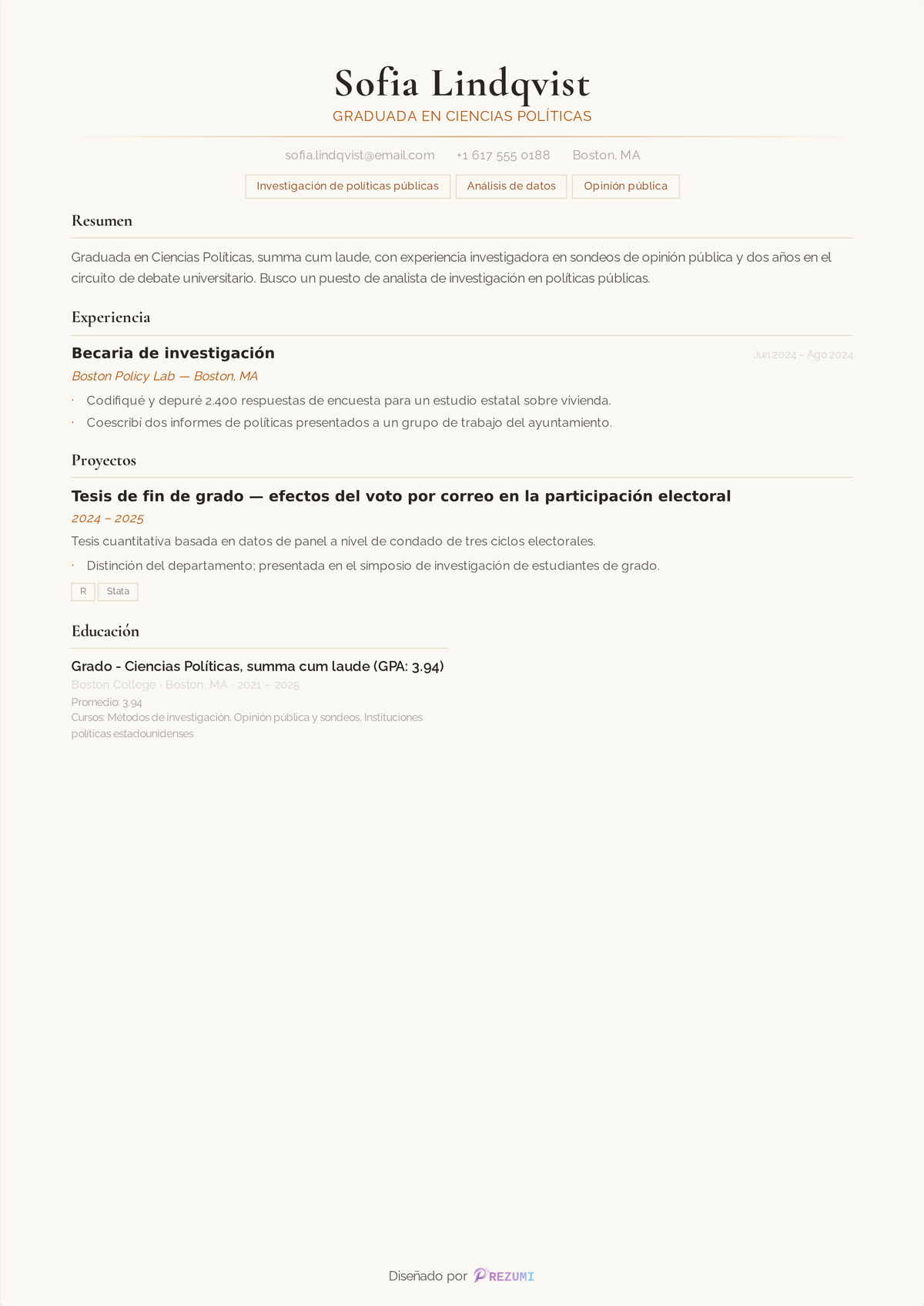 Sección de formación de un currículum mostrando summa cum laude en la línea de la titulación: Grado en Ciencias Políticas, summa cum laude, nota media 3,94