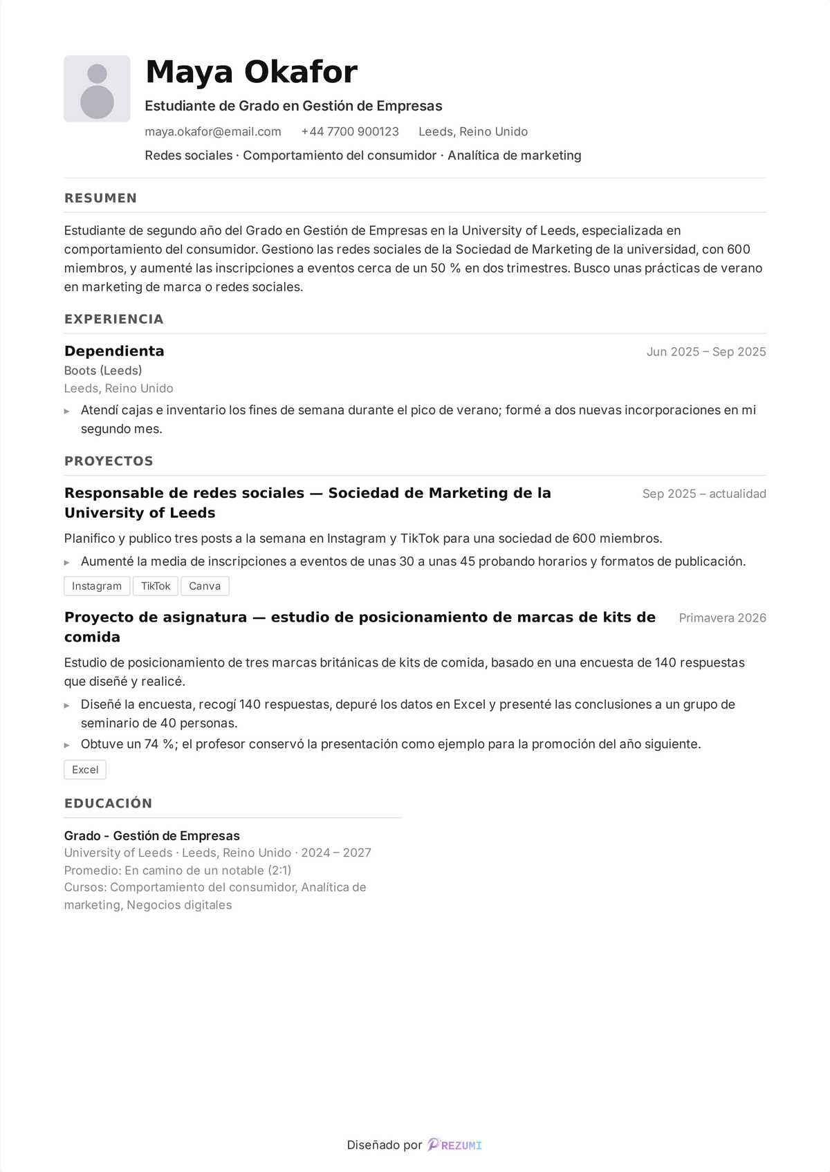 Ejemplo de currículum de estudiante: currículum de una página de una estudiante de segundo de empresa con la formación primero, los proyectos segundos y un trabajo a tiempo parcial debajo