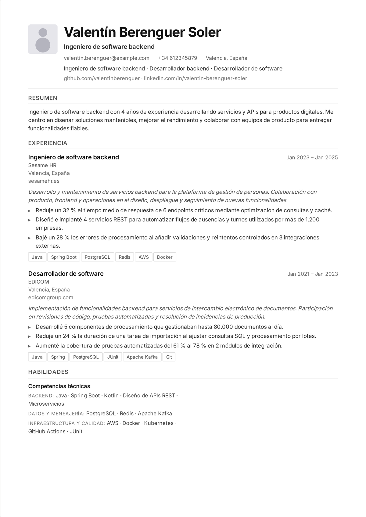 Ejemplo de currículum de ingeniero backend: el currículum de un desarrollador backend de media carrera que muestra diseño de APIs, un stack de base de datos y nube, y métricas como peticiones por segundo, latencia y uptime.