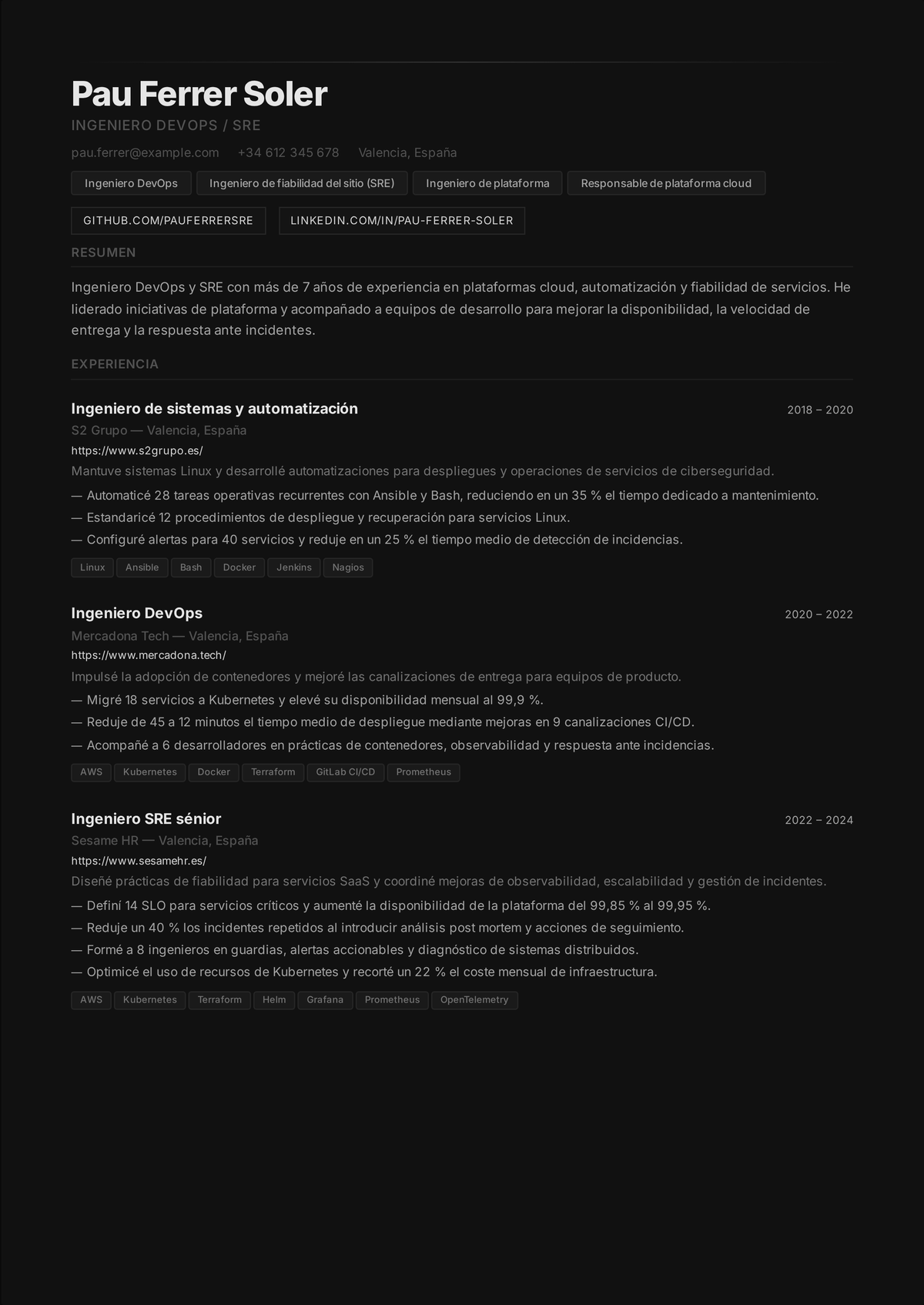 Ejemplo de currículum de ingeniero DevOps/SRE: el currículum de un ingeniero de fiabilidad sénior que muestra un stack de nube y Kubernetes, pipelines de CI/CD, infraestructura como código, métricas de uptime y MTTR, y ahorros de coste.