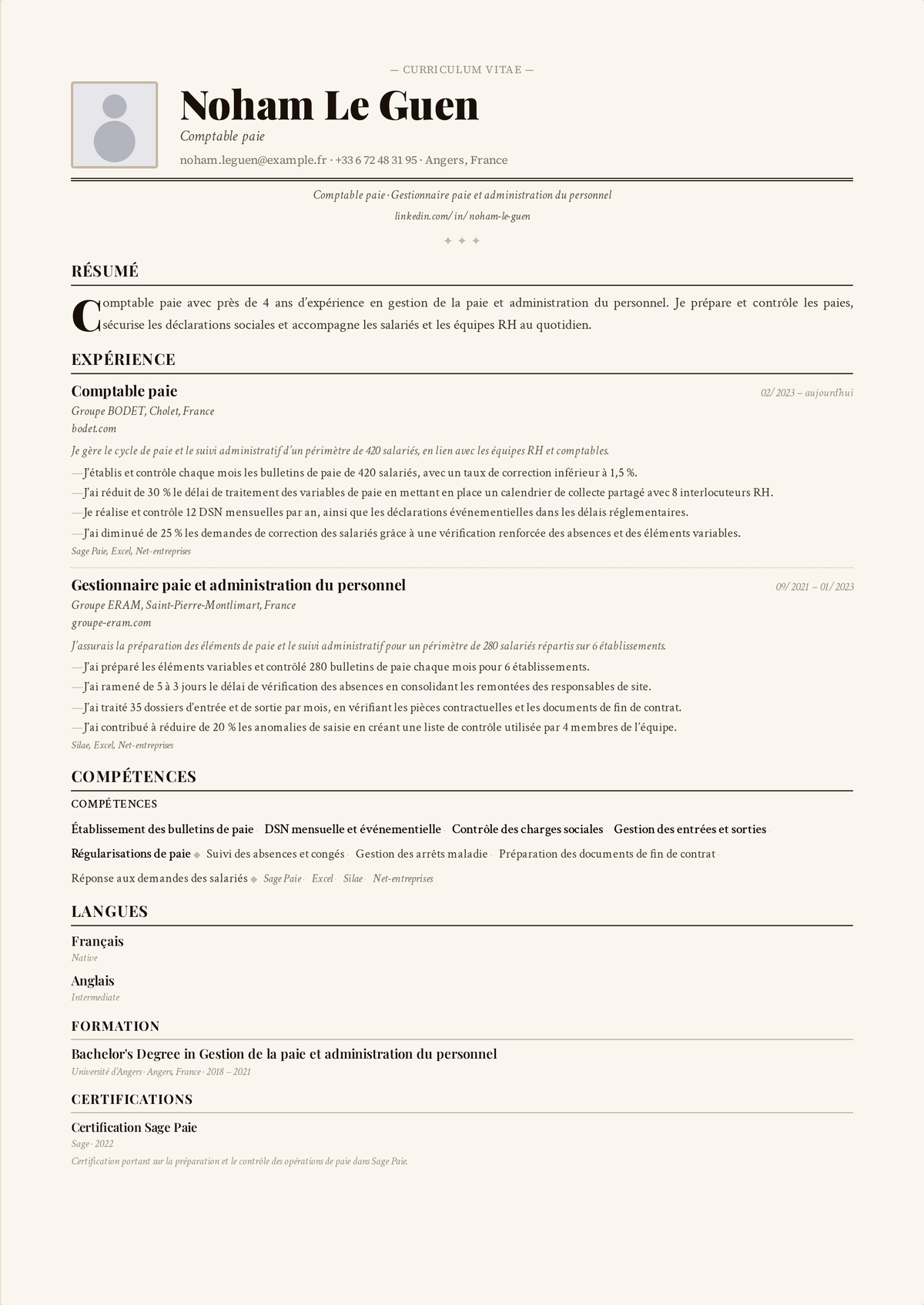 Exemple de CV de gestionnaire de paie : le CV d'un gestionnaire de paie de mi-carrière montrant le traitement de la paie multi-États, les déclarations fiscales, les retenues de prévoyance, et un taux d'exactitude élevé.