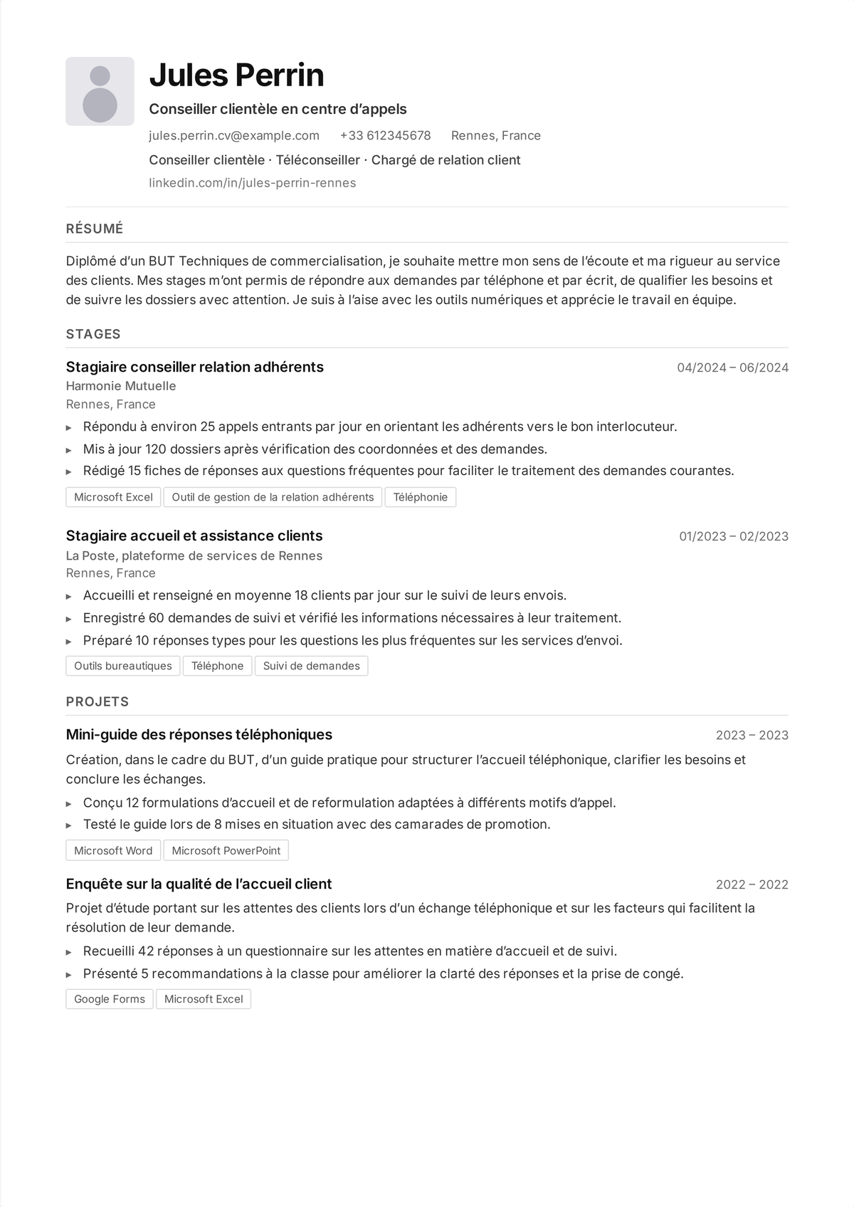 Exemple de CV de téléconseiller en centre d'appels : un CV de support téléphonique à fort volume montrant les appels traités par jour, la durée moyenne de traitement, la résolution au premier appel et les scores d'assurance qualité.