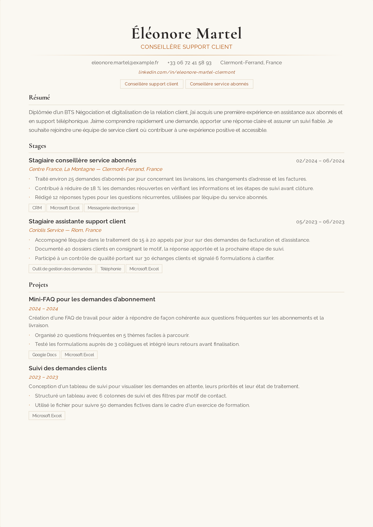 Exemple de CV de conseiller service client débutant : le CV d'un premier poste en support mené par des compétences de communication transférables et un travail de contact quantifié issu du commerce et de l'hôtellerie.