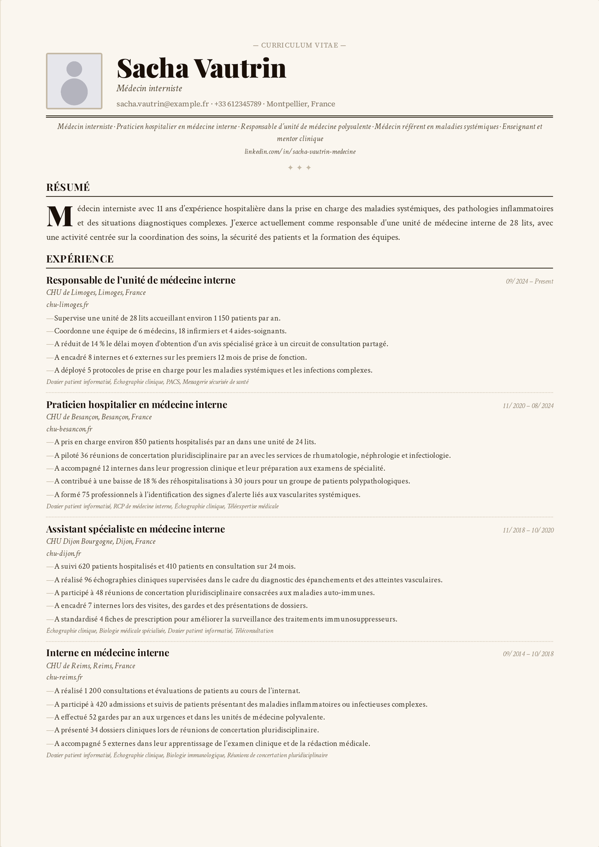 Exemple de CV de médecin hospitalier : le CV d'un interniste senior mené par la certification ABIM, la file active en hospitalisation, le travail de réduction des réhospitalisations et l'animation des équipes de réponse rapide.