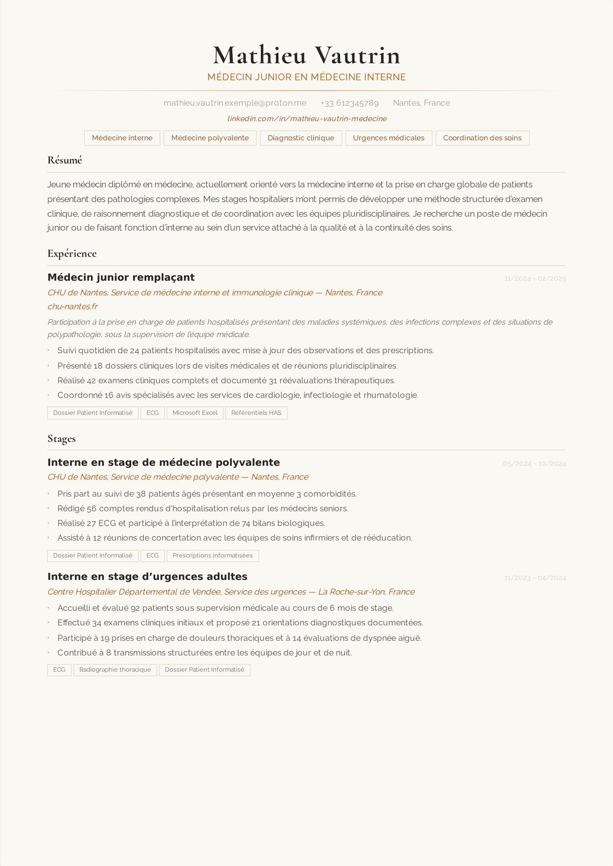 Exemple de CV d'interne en médecine : le CV d'un interne en médecine interne mené par le diplôme de MD, le programme de résidence, les étapes de l'USMLE, la licence de formation et les rotations consignées.