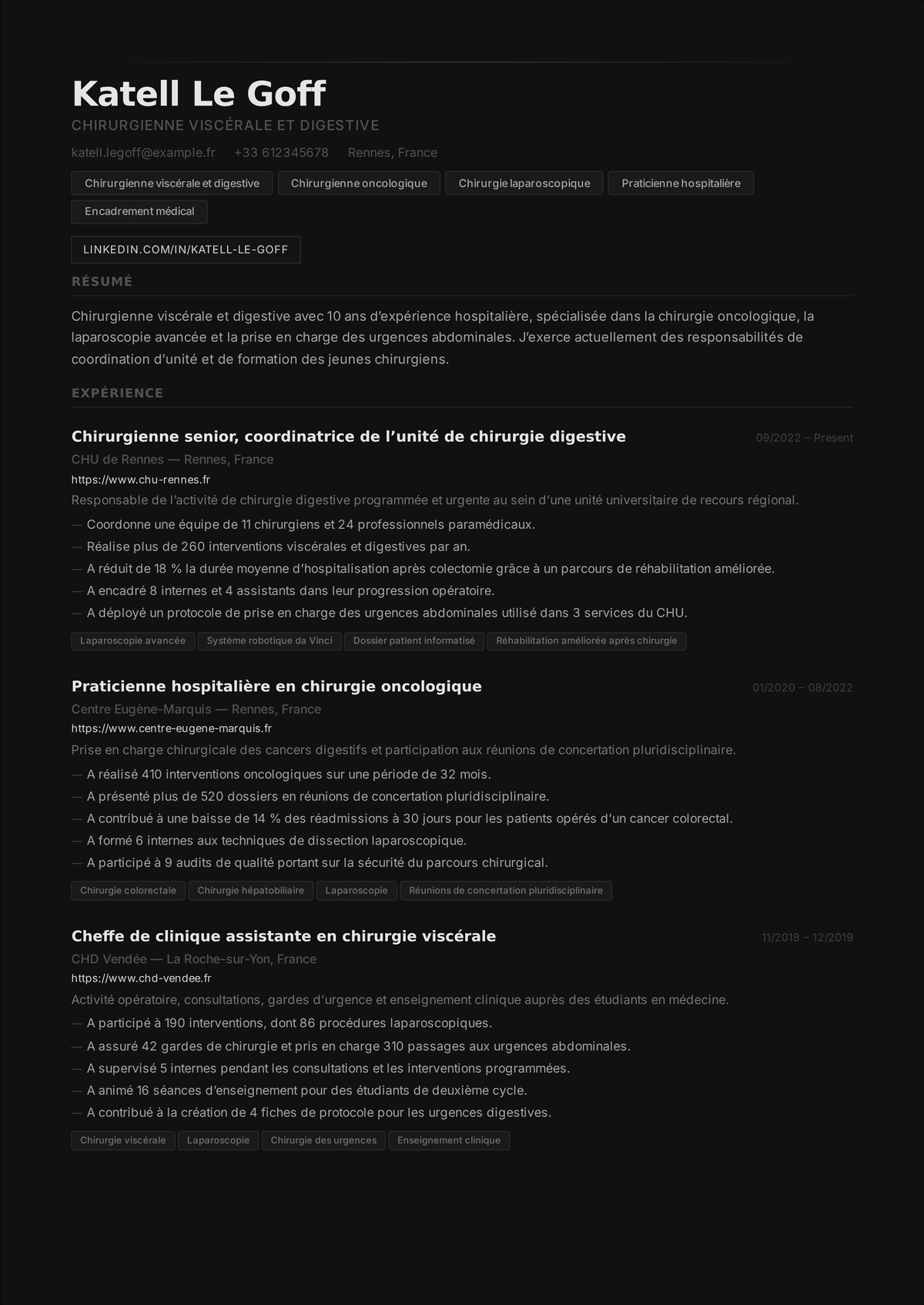 Exemple de CV de chirurgien praticien : le CV d'un chirurgien senior mené par la certification de l'American Board of Surgery, le volume opératoire, les taux de résultats et la responsabilité d'un service.