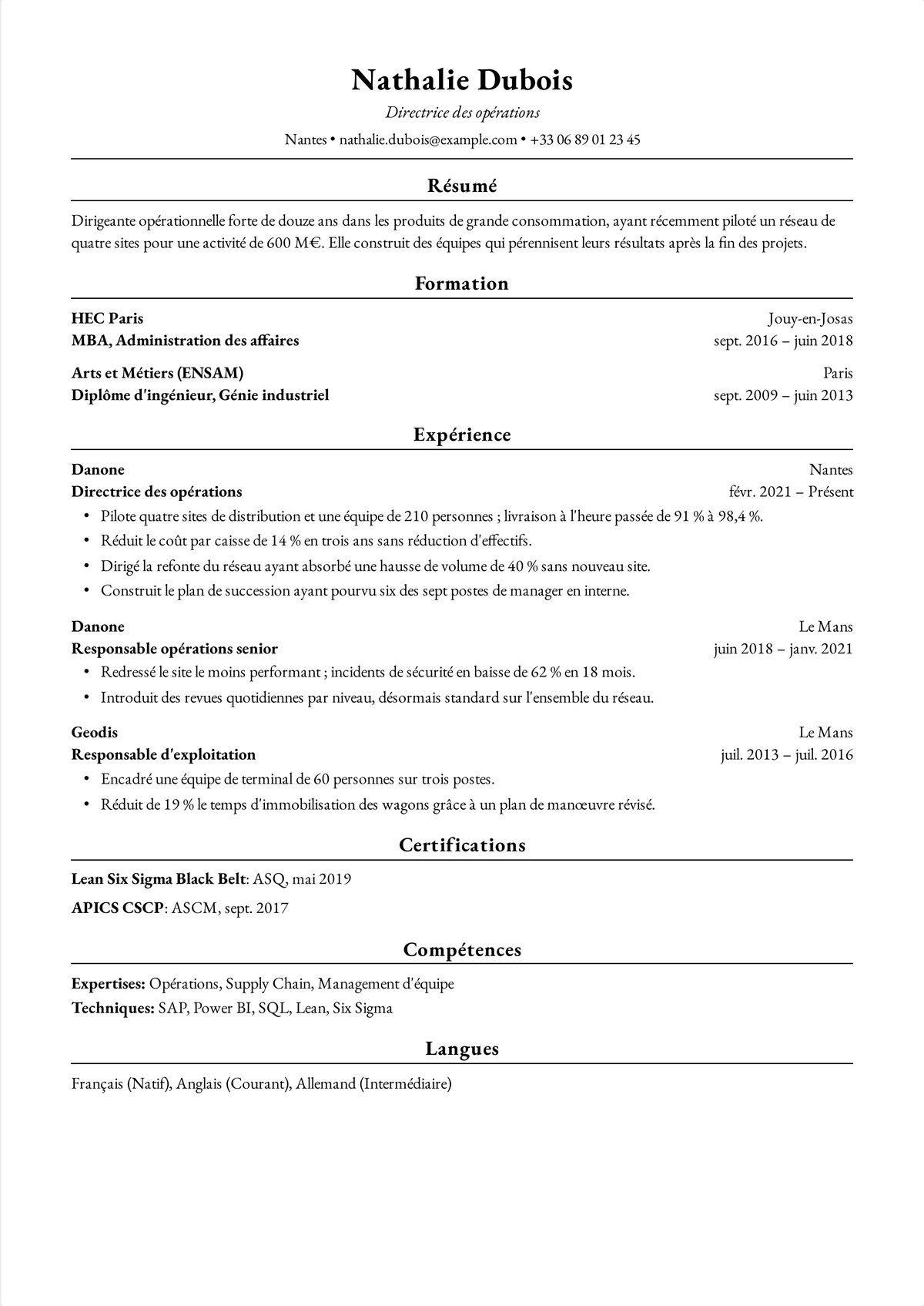 Exemple de CV Harvard pour une manager expérimentée : un CV de directrice des opérations sur deux pages avec une courte accroche, trois postes sur douze ans et une certification Lean Six Sigma.