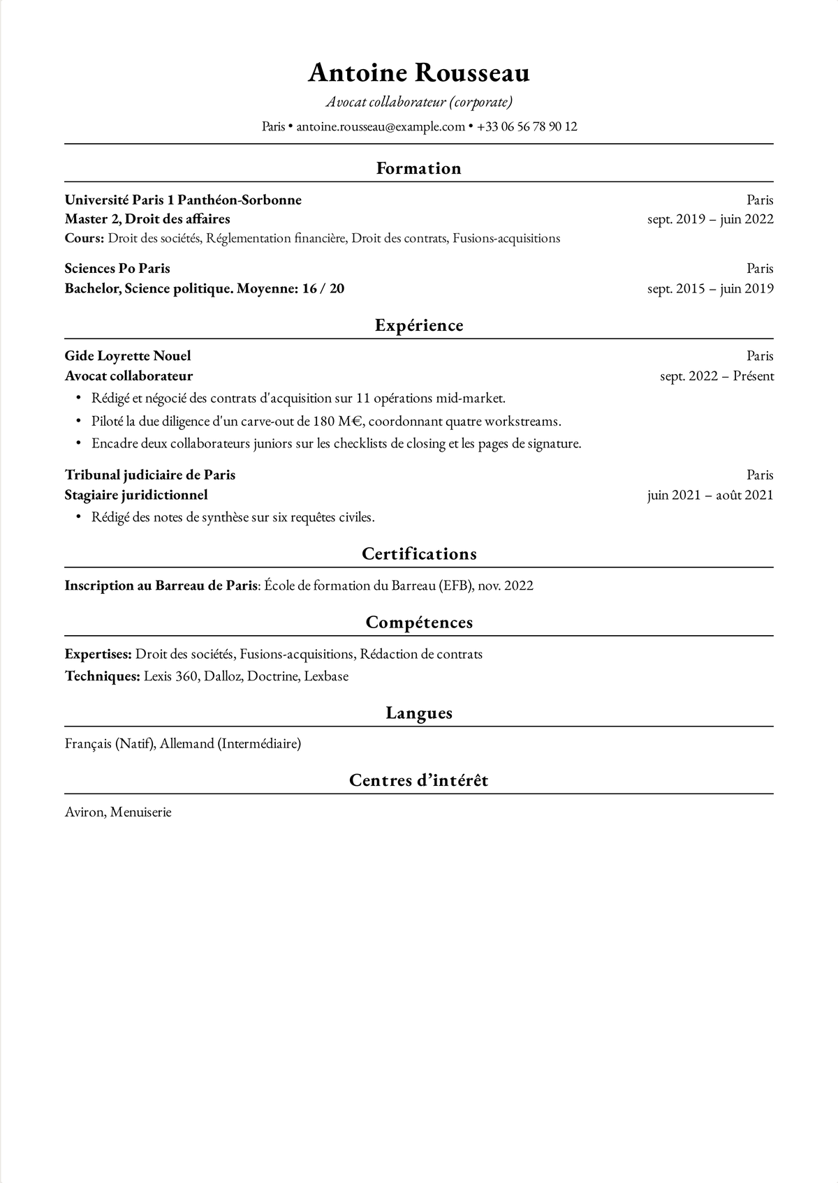 Exemple de CV Harvard pour un avocat collaborateur : un CV juridique d'une page listant un Master 2 en droit des affaires, l'inscription au barreau, onze acquisitions et une opération de carve-out.