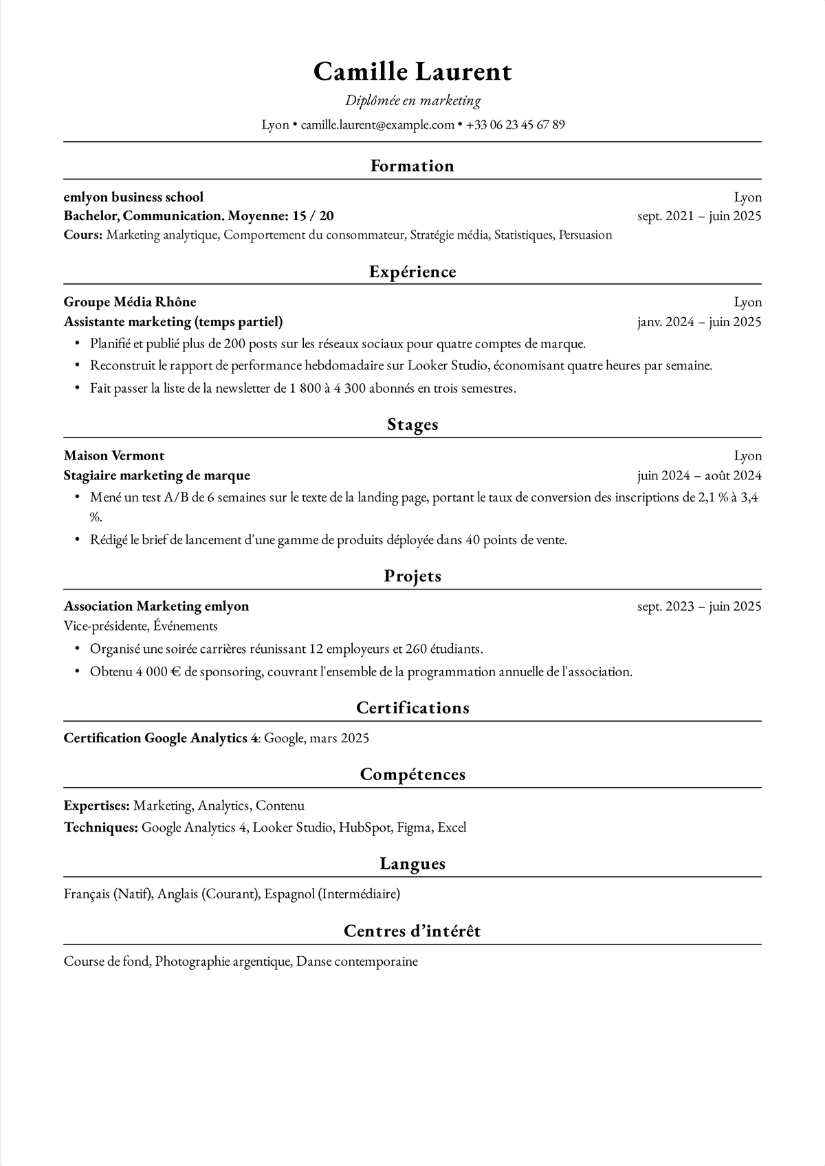 Exemple de CV Harvard pour une jeune diplômée : un CV de diplômée en marketing d'une page avec la formation en premier, un poste marketing à temps partiel, un stage et une responsabilité au sein d'une association étudiante.