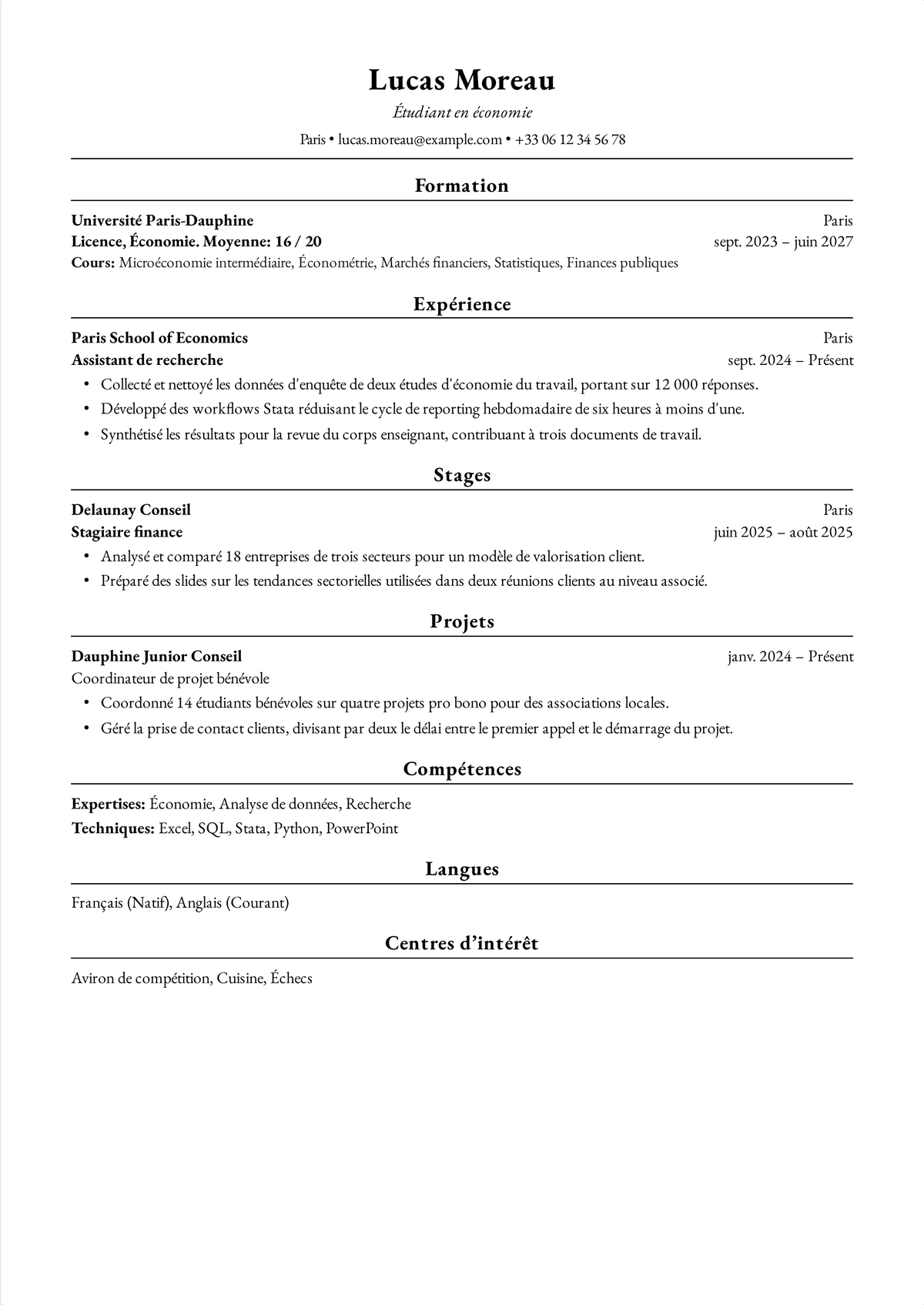 Exemple de CV Harvard pour un étudiant en licence : un CV d'étudiant en économie d'une page avec la formation en premier, un poste d'assistant de recherche, un stage d'été et une responsabilité associative sur le campus.