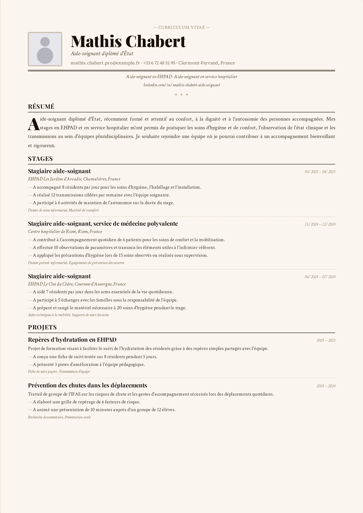 Exemple de CV de LPN : le CV d'un infirmier auxiliaire autorisé mené par la licence LPN, montrant l'administration des médicaments, les soins des plaies et une expérience en soins de longue durée.