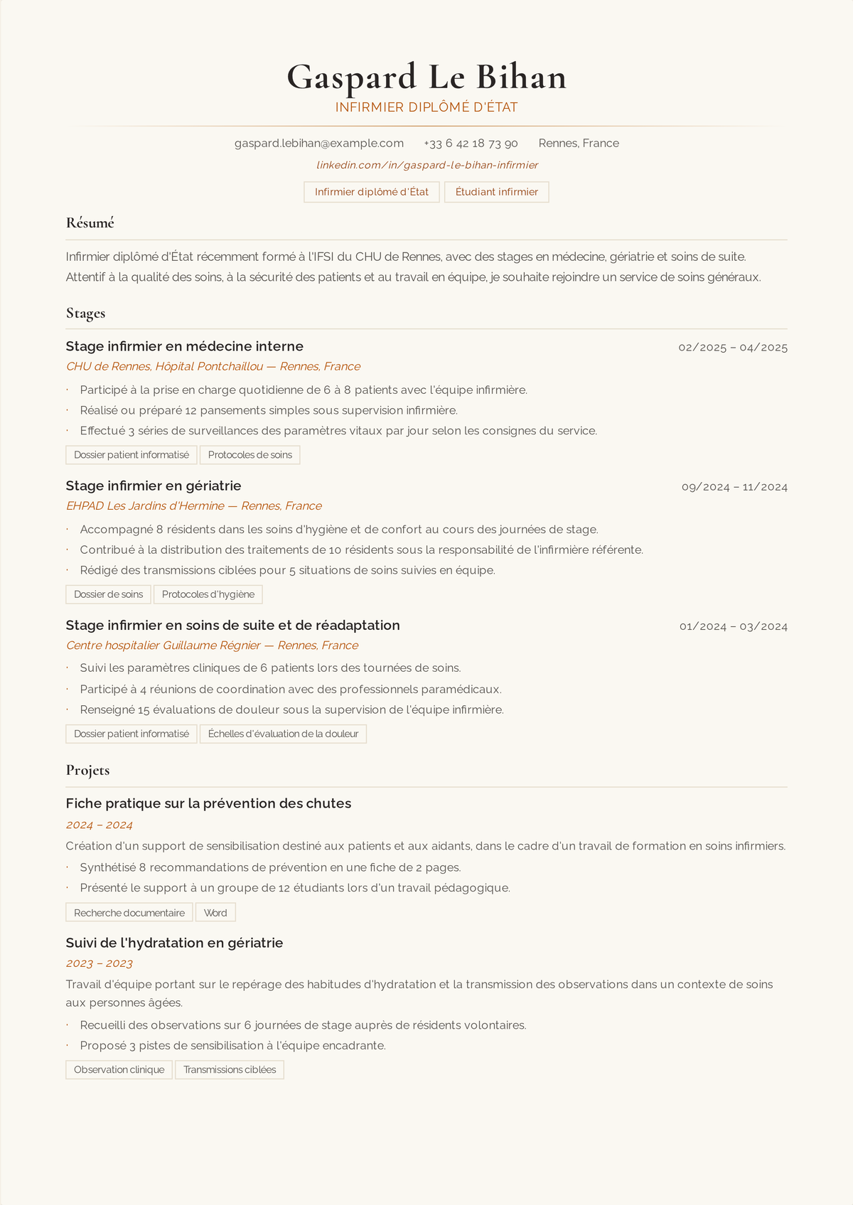 Exemple de CV d'infirmier jeune diplômé : le CV d'une page d'un infirmier débutant, mené par une licence RN active et la réussite au NCLEX, avec les stages cliniques présentés comme de vraies expériences.