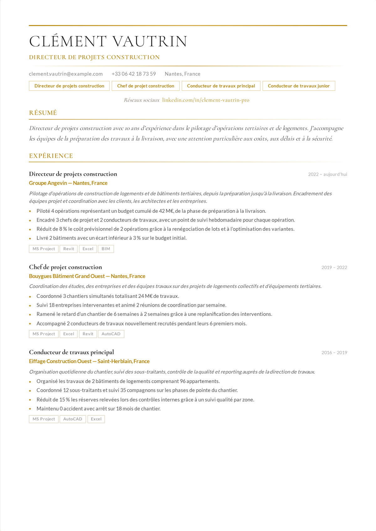 Exemple de CV de chef de projet construction : le CV d'un chef de projet construction senior montrant des projets construits par valeur et surface, la maîtrise du budget et du planning, la coordination des sous-traitants, et un solide bilan de sécurité.