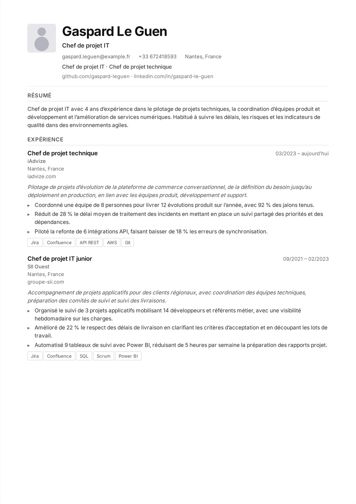 Exemple de CV de chef de projet informatique : le CV d'un chef de projet technique de mi-carrière montrant des projets logiciels et d'infrastructure livrés dans les temps et le budget, des équipes transverses gérées, et le risque maîtrisé.