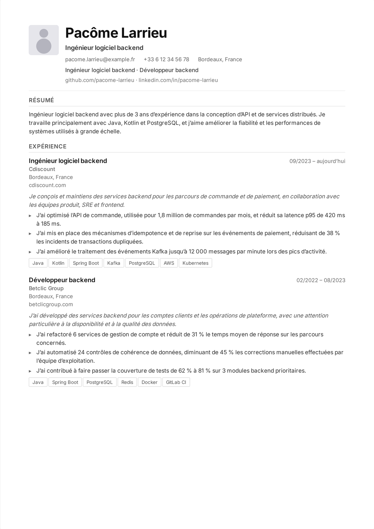 Exemple de CV de développeur back-end : le CV d'un développeur back-end de mi-carrière montrant la conception d'API, une stack base de données et cloud, et des indicateurs comme les requêtes par seconde, la latence et la disponibilité.