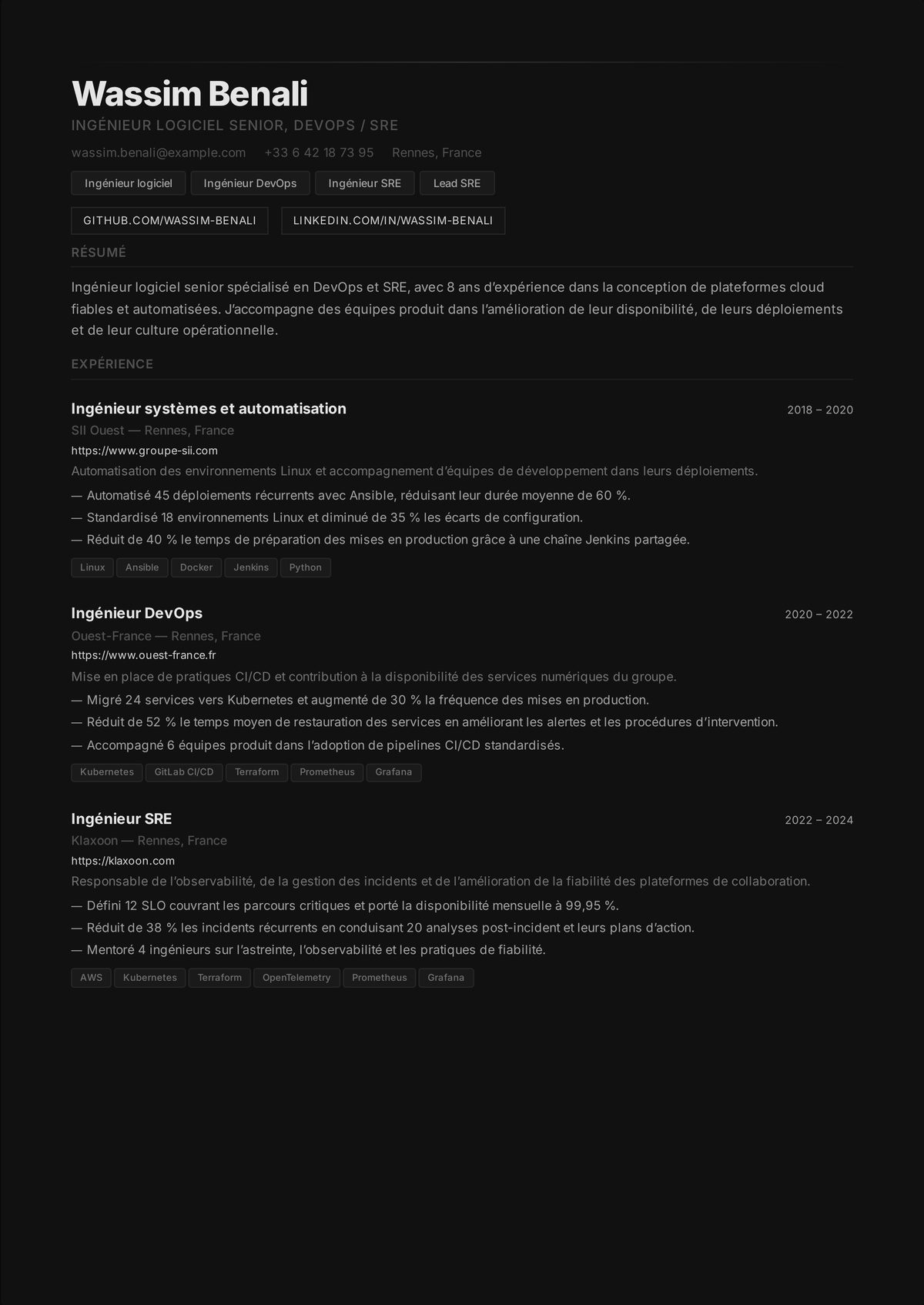 Exemple de CV d'ingénieur DevOps SRE : le CV d'un ingénieur fiabilité senior montrant une stack cloud et Kubernetes, des pipelines CI/CD, l'infrastructure sous forme de code, des indicateurs de disponibilité et de MTTR, et des économies de coût.