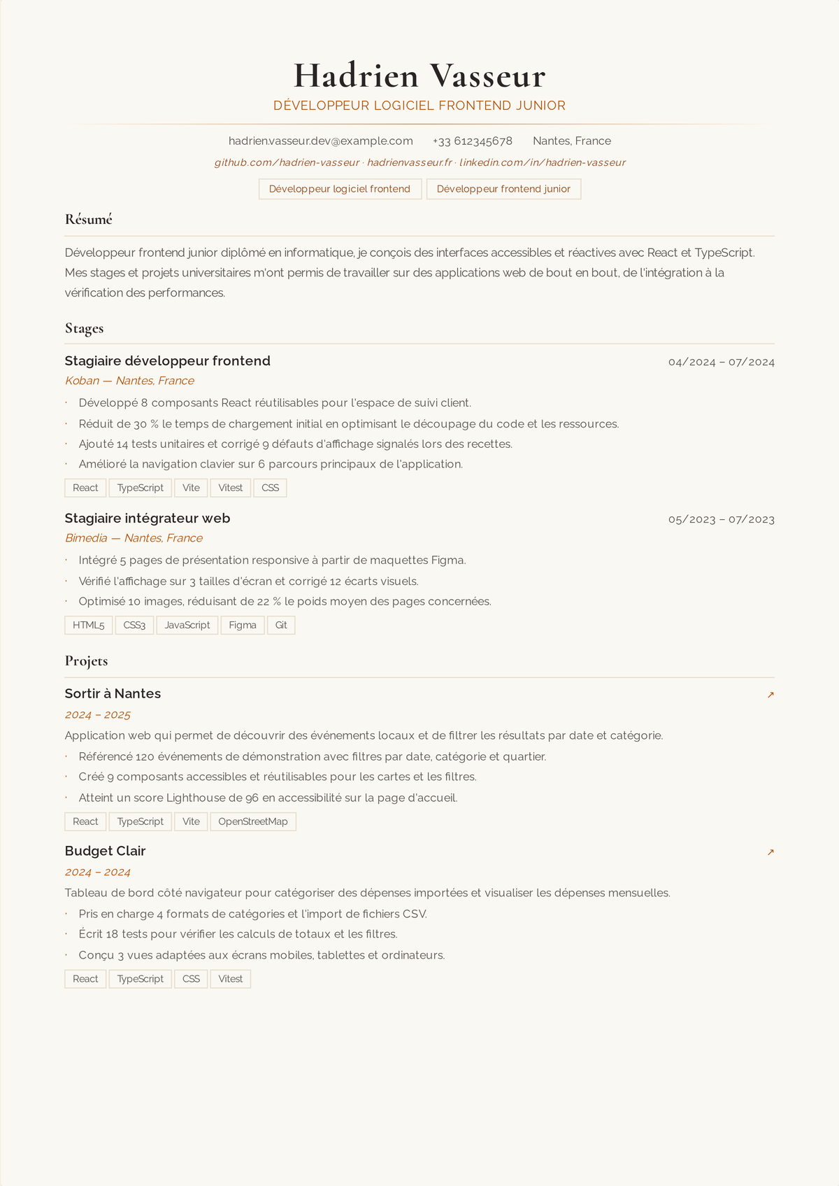 Exemple de CV de développeur front-end junior : le CV d'un développeur débutant mené par une stack JavaScript et React, avec des projets livrés, un stage et des liens vers des démos en ligne et GitHub.