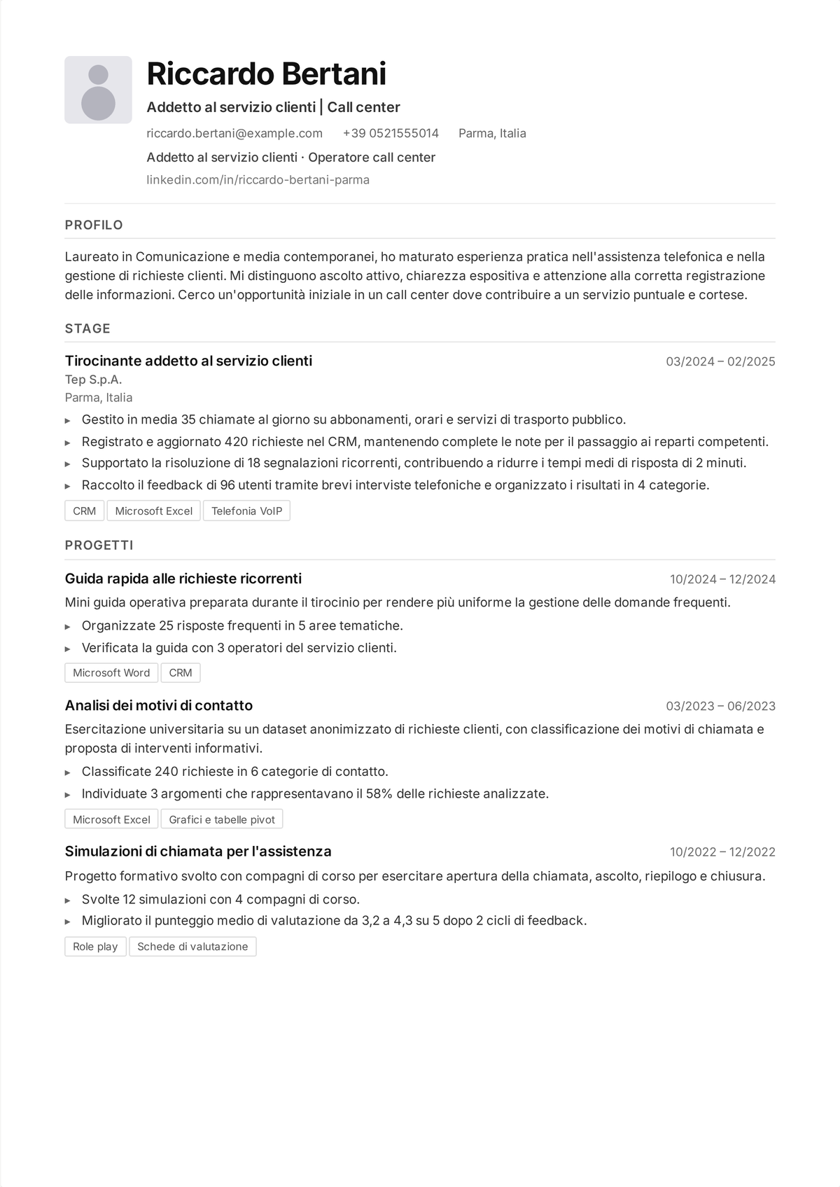 Esempio di curriculum per operatore di call center: un curriculum di supporto telefonico ad alto volume che mostra chiamate gestite al giorno, tempo medio di gestione, risoluzione alla prima chiamata e punteggi di quality assurance.