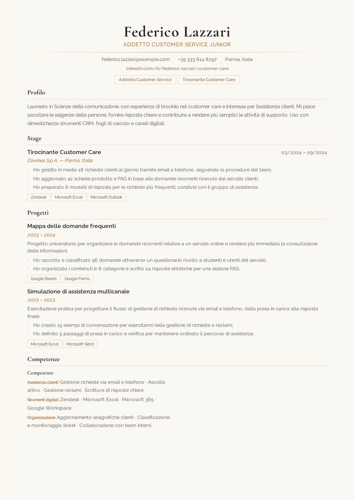 Esempio di curriculum per addetto al servizio clienti di livello base: il curriculum di un primo ruolo nel supporto aperto da competenze di comunicazione trasferibili ed esperienze di contatto quantificate nella vendita al dettaglio e nell'ospitalità.