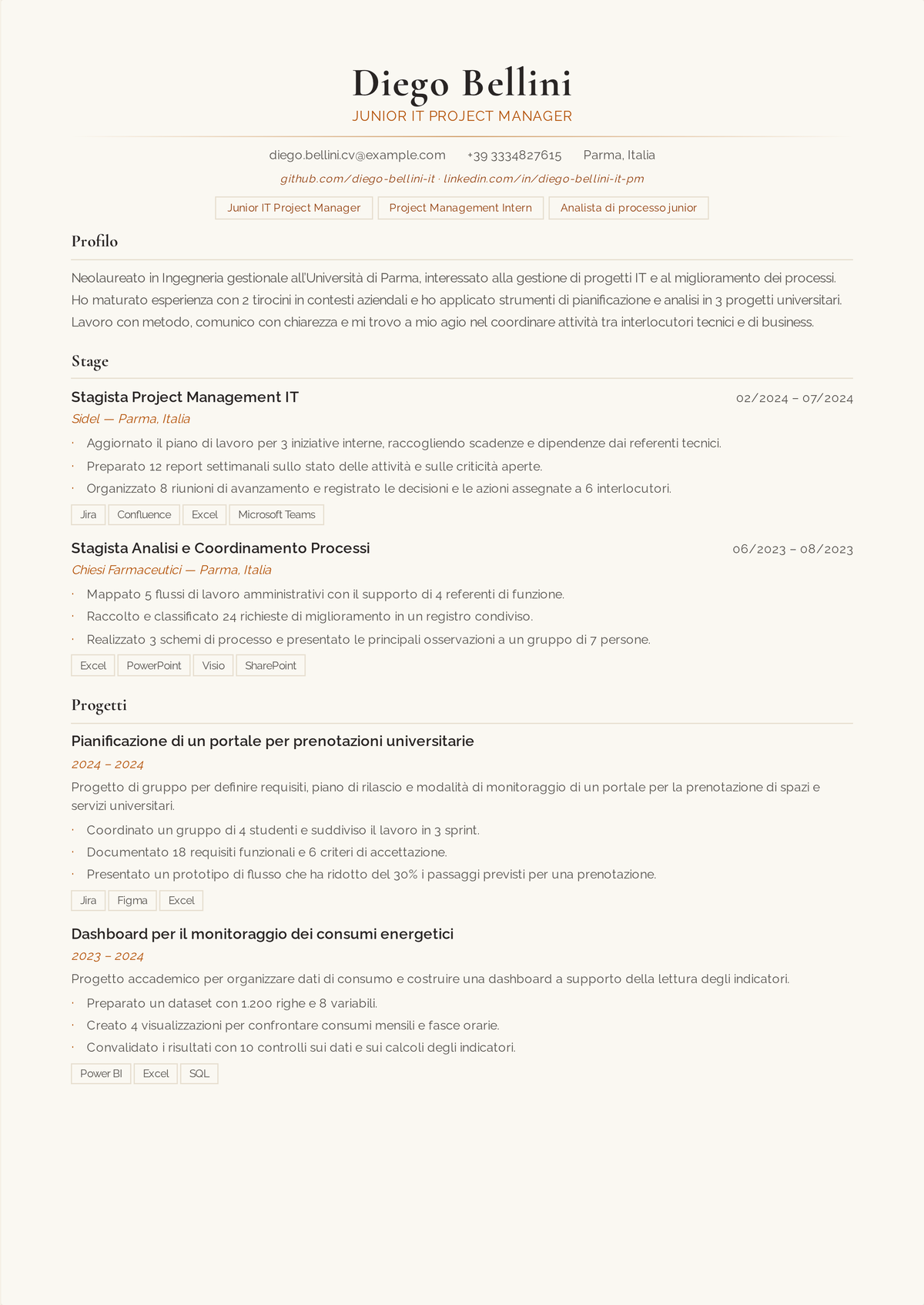 Esempio di curriculum per coordinatore di progetto di livello base: il curriculum di un primo ruolo di progetto che mostra la gestione di pianificazioni e tracker, il coordinamento degli stakeholder, la documentazione e una certificazione in corso.