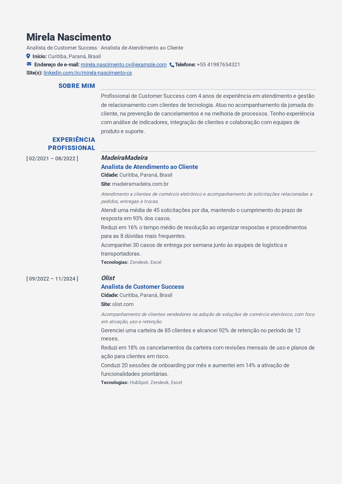 Exemplo de currículo de gerente de sucesso do cliente: currículo encabeçado por uma carteira de contas e receita geridas, mostrando onboarding, reuniões trimestrais de negócio, retenção líquida de receita e redução de churn.