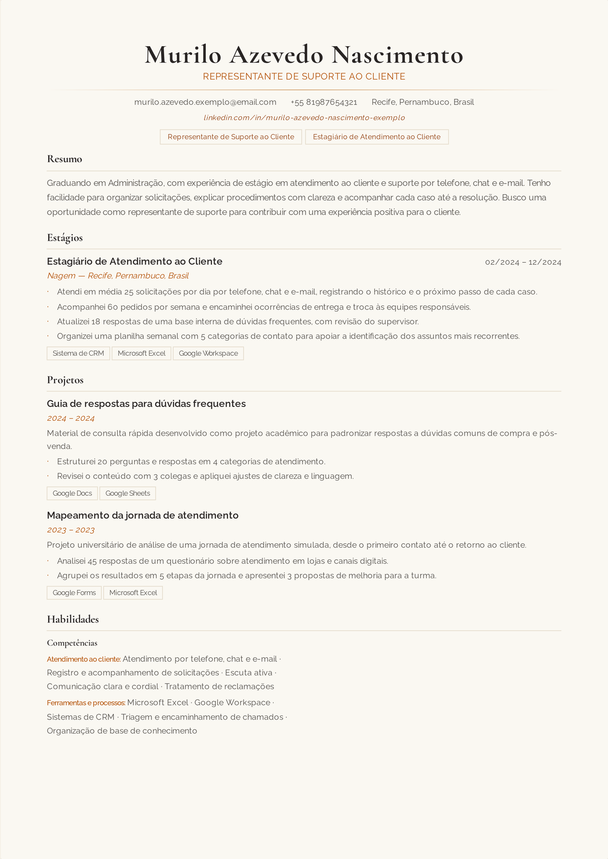 Exemplo de currículo de representante de atendimento ao cliente de nível inicial: currículo de uma primeira função de suporte encabeçado por competências de comunicação transferíveis e trabalho de contato quantificado no varejo e na hotelaria.