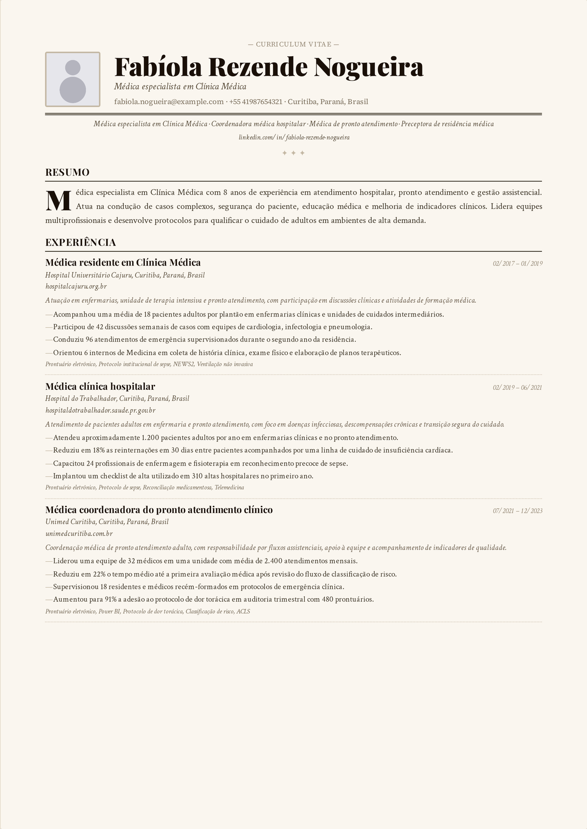 Exemplo de currículo de hospitalista: currículo de um clínico sênior encabeçado pela certificação do ABIM, pelo censo de internação, pelo trabalho de redução de readmissões e pela liderança de resposta rápida.
