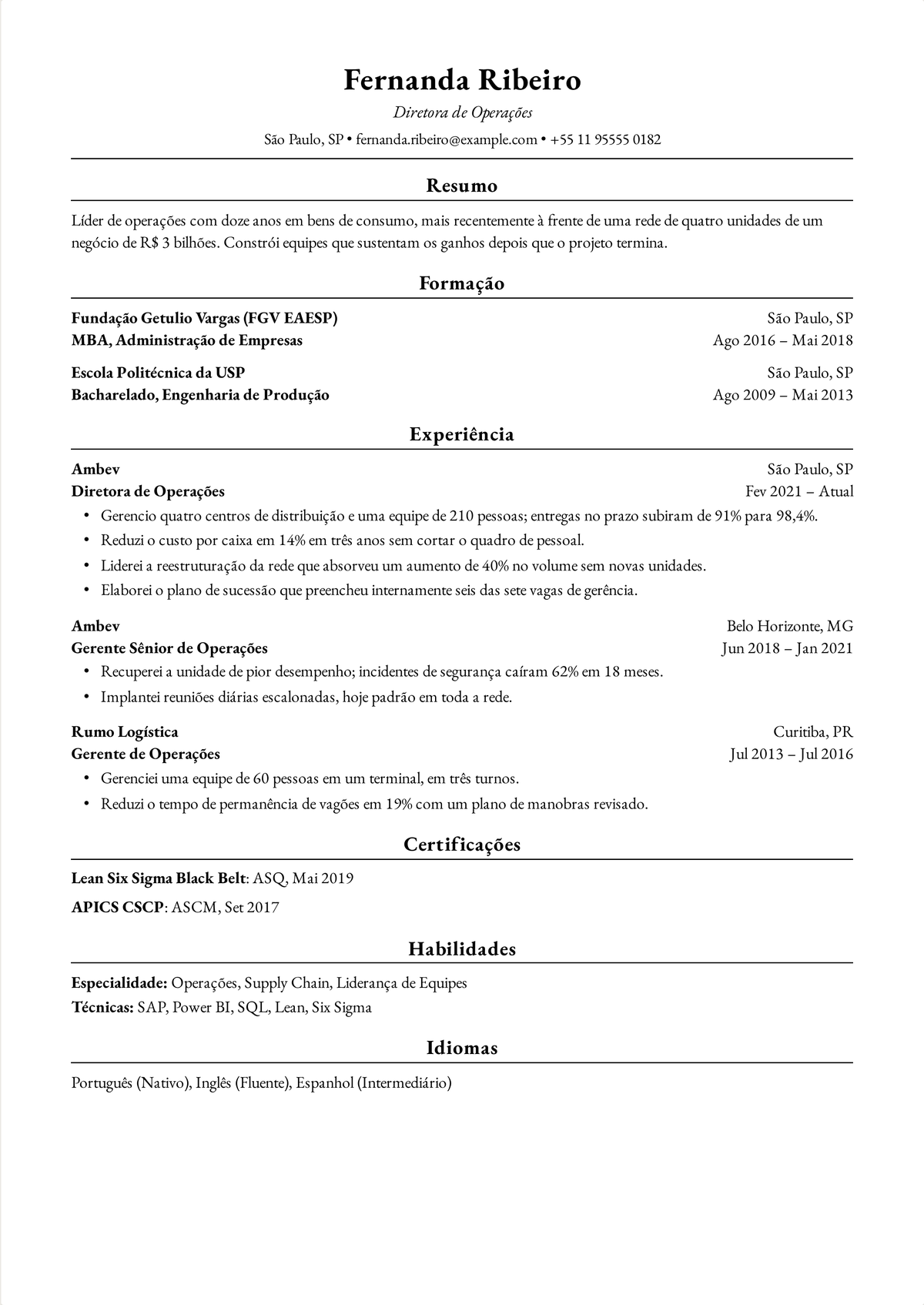 Exemplo de currículo Harvard para gestora experiente: um currículo de diretora de operações em duas páginas, com um breve resumo, três cargos ao longo de doze anos e certificação Lean Six Sigma.