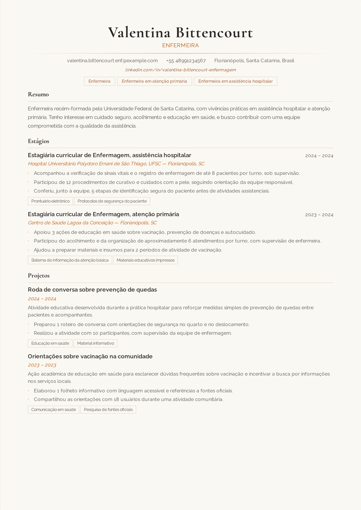 Exemplo de currículo de enfermeiro recém-formado: currículo de uma página de um enfermeiro iniciante, encabeçado por um registro ativo e pela aprovação no NCLEX, com os estágios clínicos escritos como experiências reais.