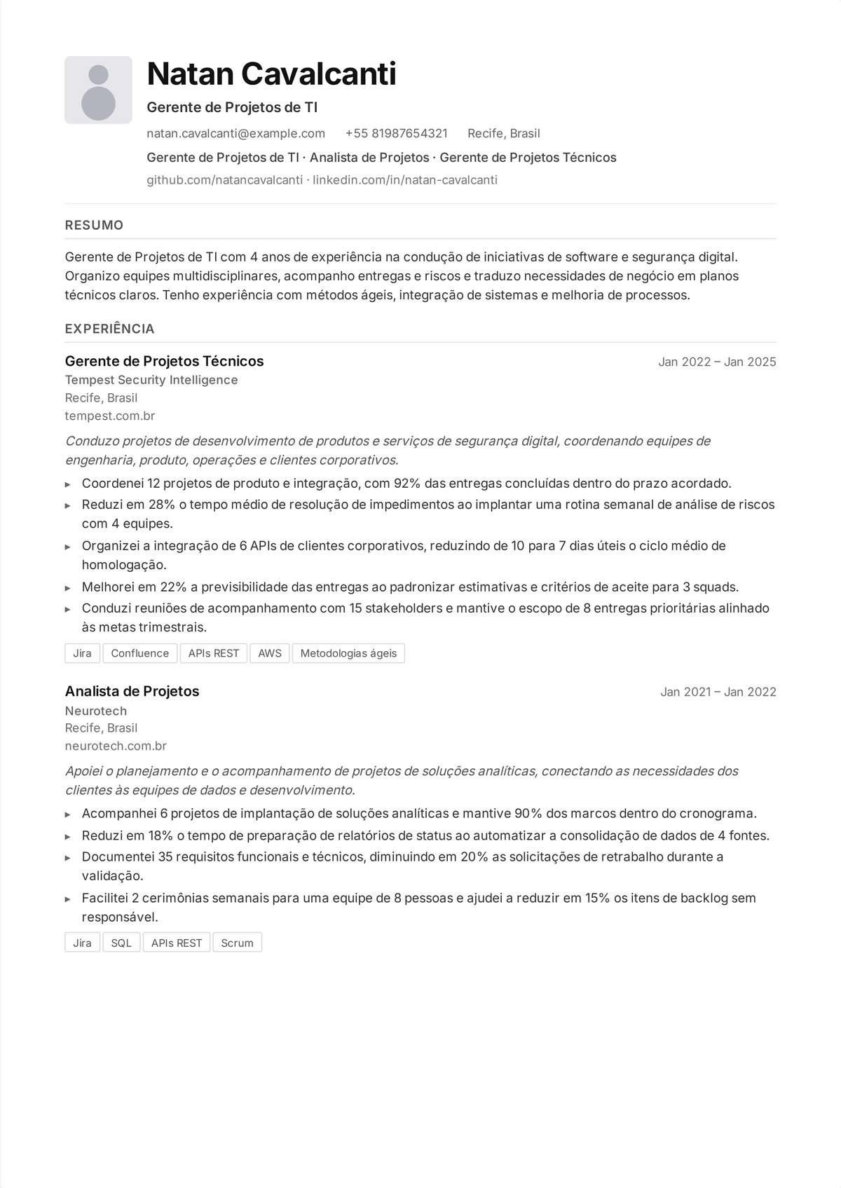 Exemplo de currículo de gerente de projetos de TI: currículo de um gerente de projetos técnico de meio de carreira mostrando projetos de software e infraestrutura entregues no prazo e no orçamento, times multifuncionais gerenciados e risco controlado.