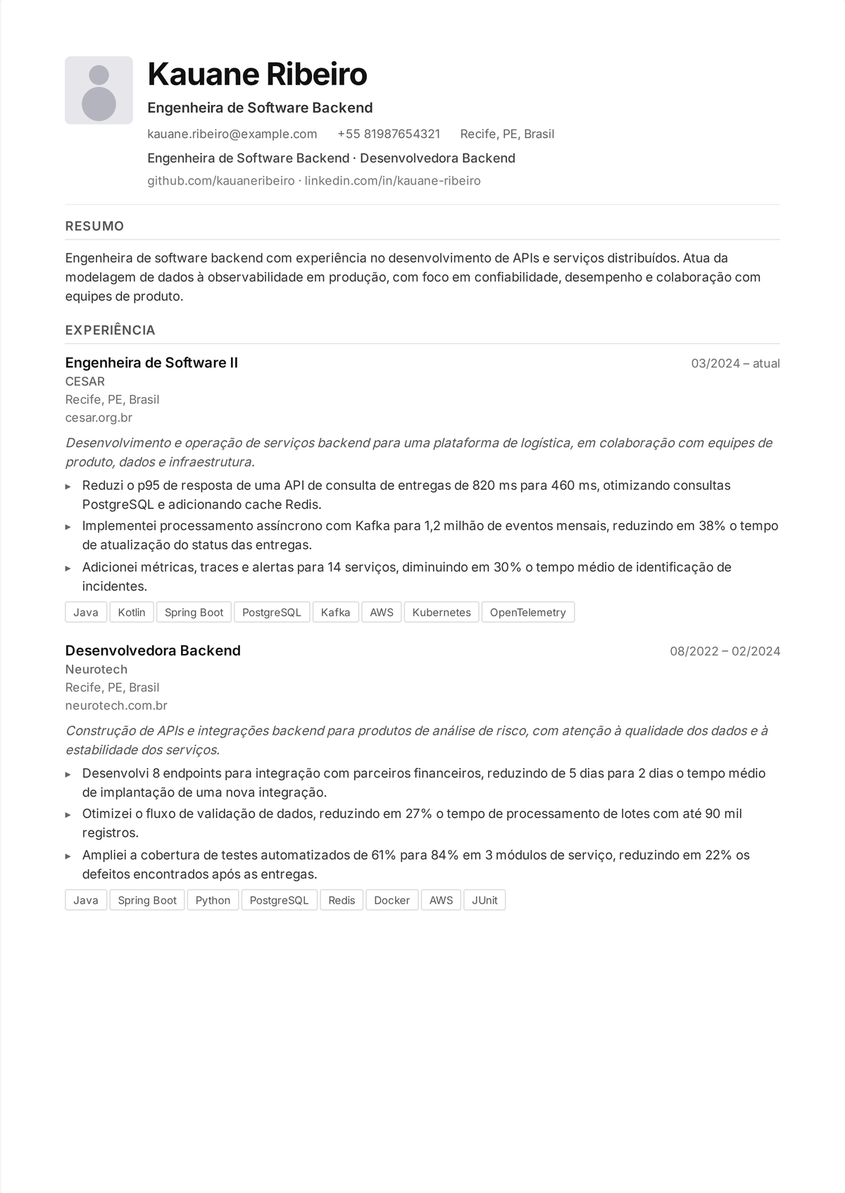 Exemplo de currículo de engenheiro back-end: currículo de um desenvolvedor back-end de meio de carreira mostrando projeto de API, uma stack de banco de dados e nuvem, e métricas como requisições por segundo, latência e disponibilidade.