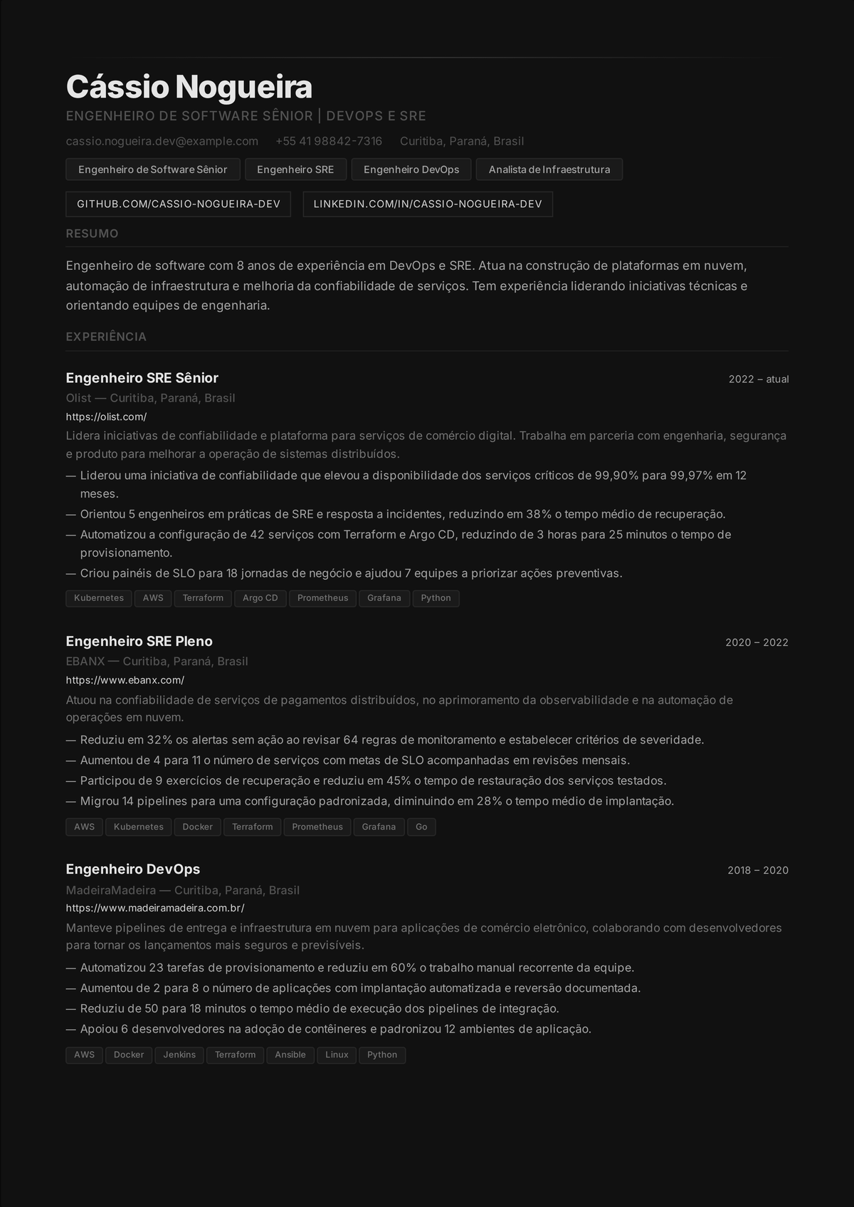 Exemplo de currículo de engenheiro DevOps SRE: currículo de um engenheiro de confiabilidade sênior mostrando uma stack de nuvem e Kubernetes, pipelines de CI/CD, infraestrutura como código, métricas de disponibilidade e MTTR e economia de custos.