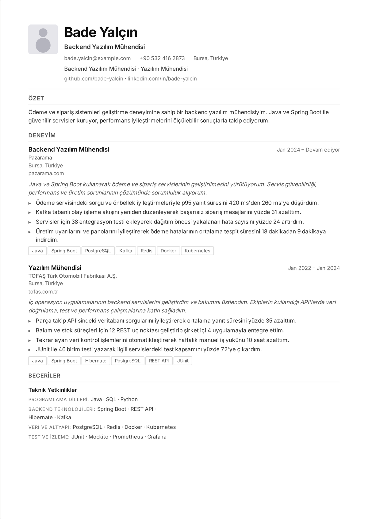 Backend mühendisi özgeçmiş örneği: API tasarımı, bir veritabanı ve bulut yığını ve saniye başına istek, gecikme ve çalışma süresi gibi ölçütler gösteren orta kariyer bir backend geliştiricisinin özgeçmişi.